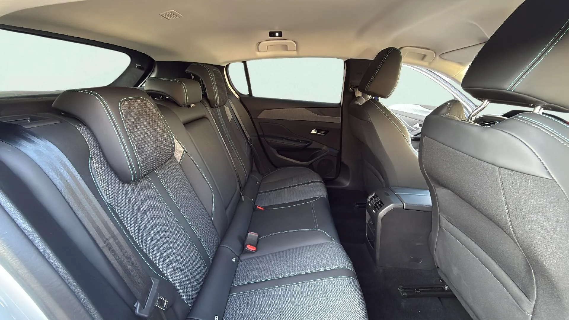 Peugeot 308 Allure PureTech 130 - foto 19