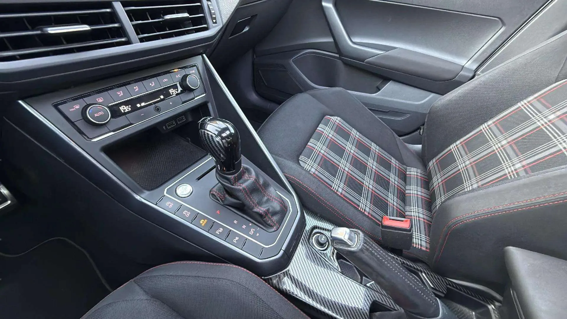 Volkswagen Polo GTI 2.0 TSI DSG - foto 24