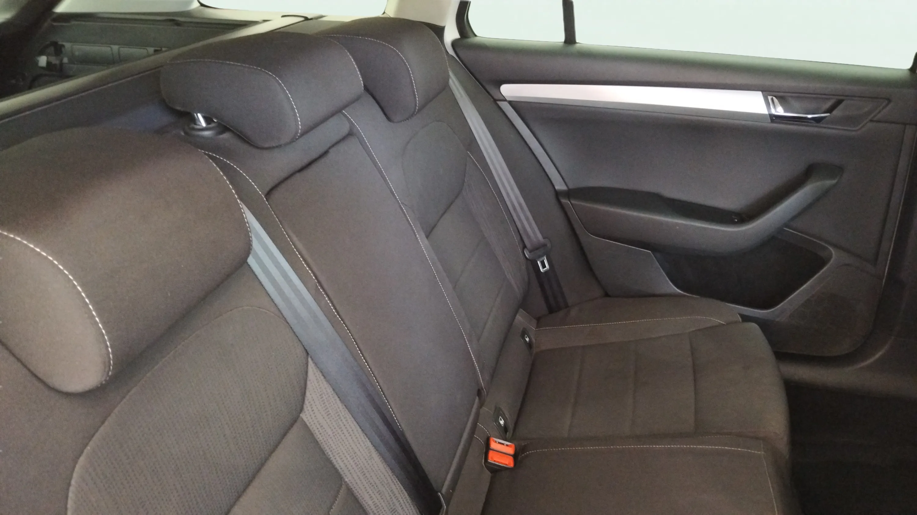 Škoda Superb Combi 2.0 TDI Ambition - foto 9