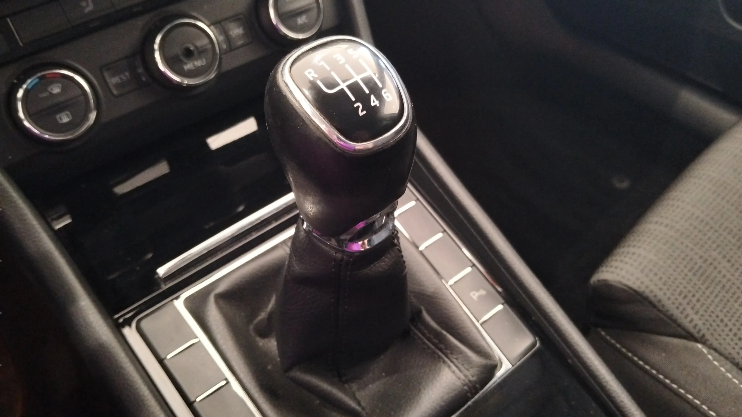 Škoda Superb Combi 2.0 TDI Ambition - foto 15