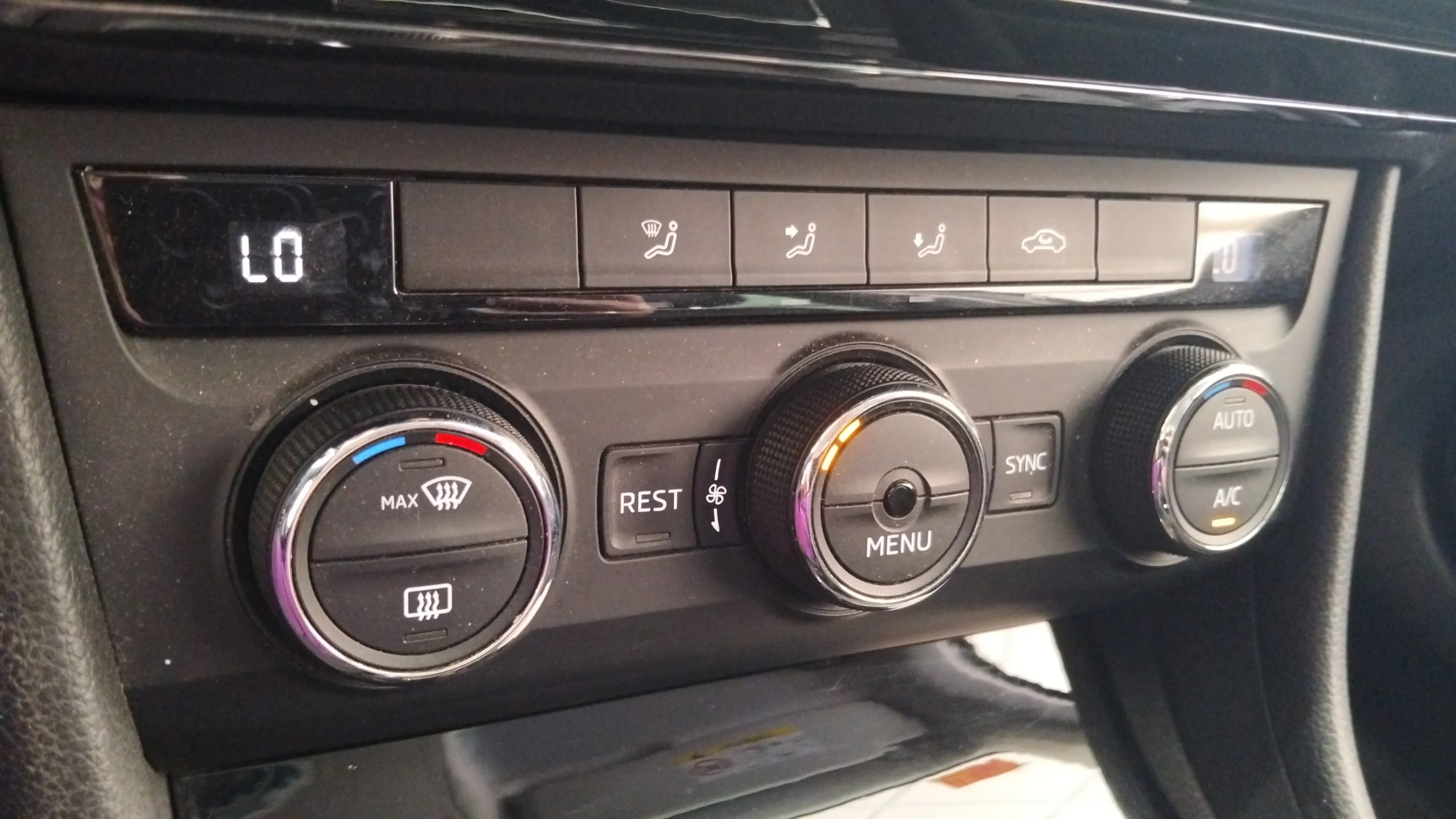 Škoda Superb Combi 2.0 TDI Ambition - foto 19