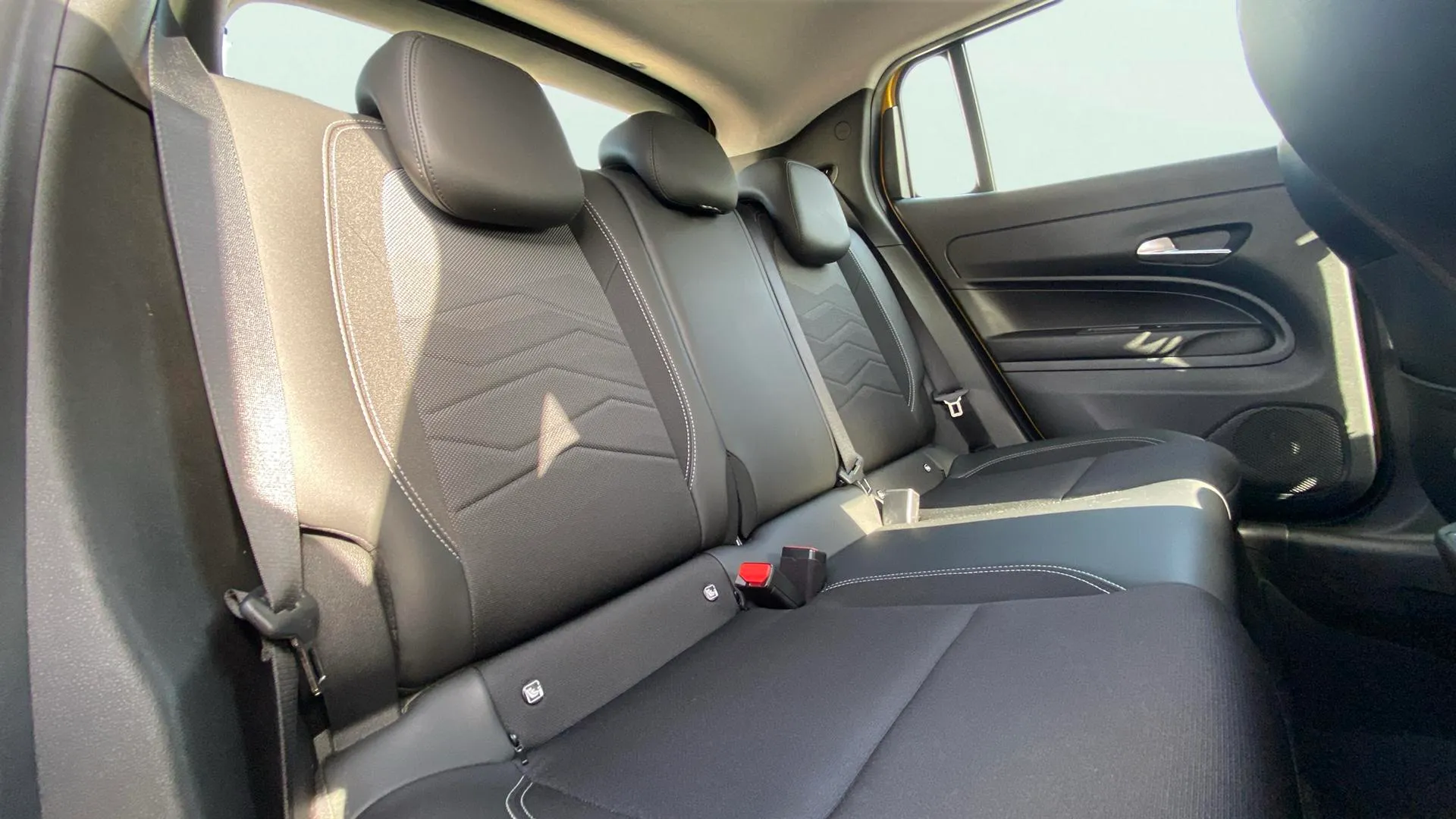 Jeep Avenger 1.2 eHybrid Altitude - foto 14