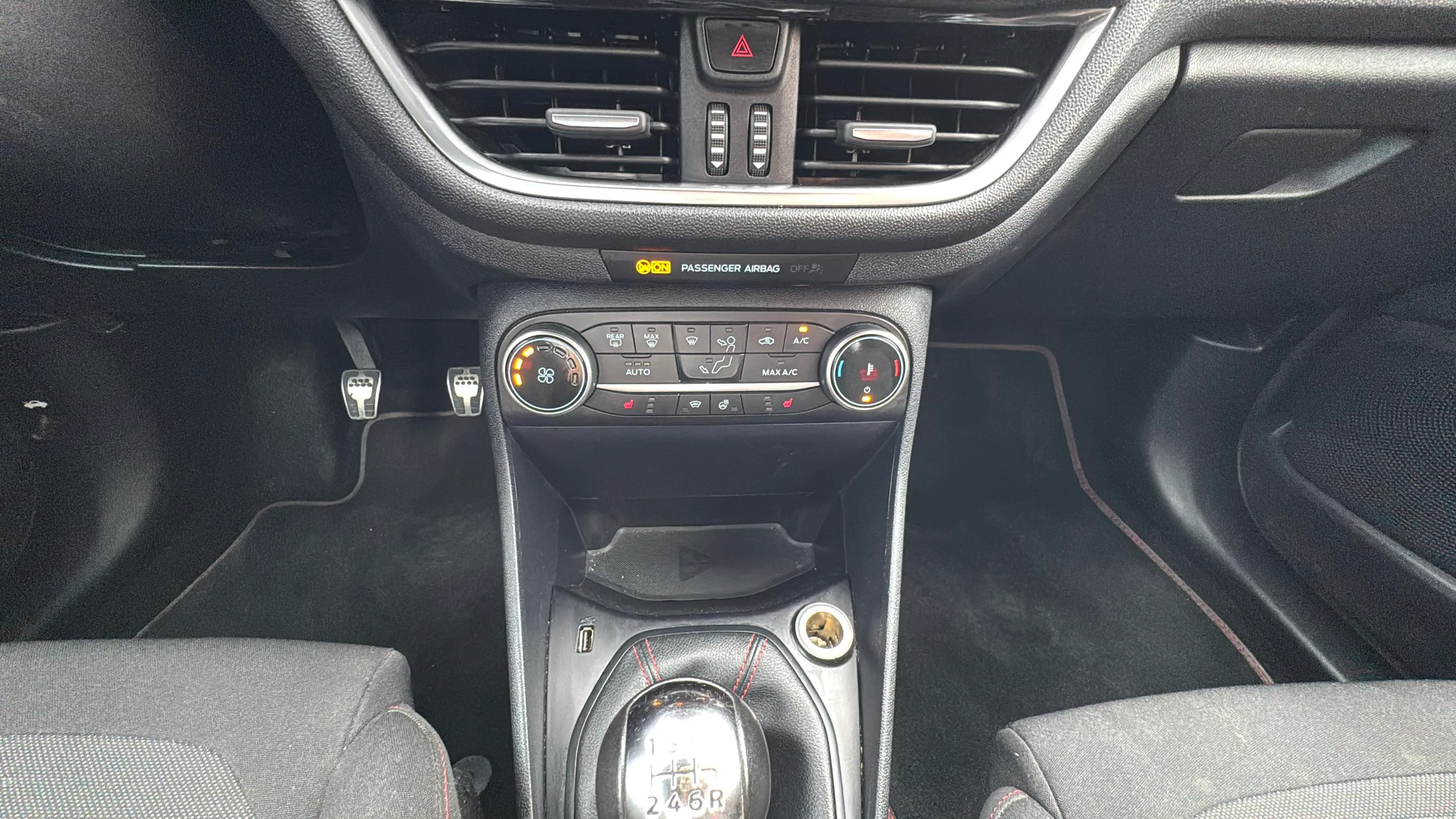 Ford Fiesta 1.0 EcoBoost MHEV ST-Line - foto 11