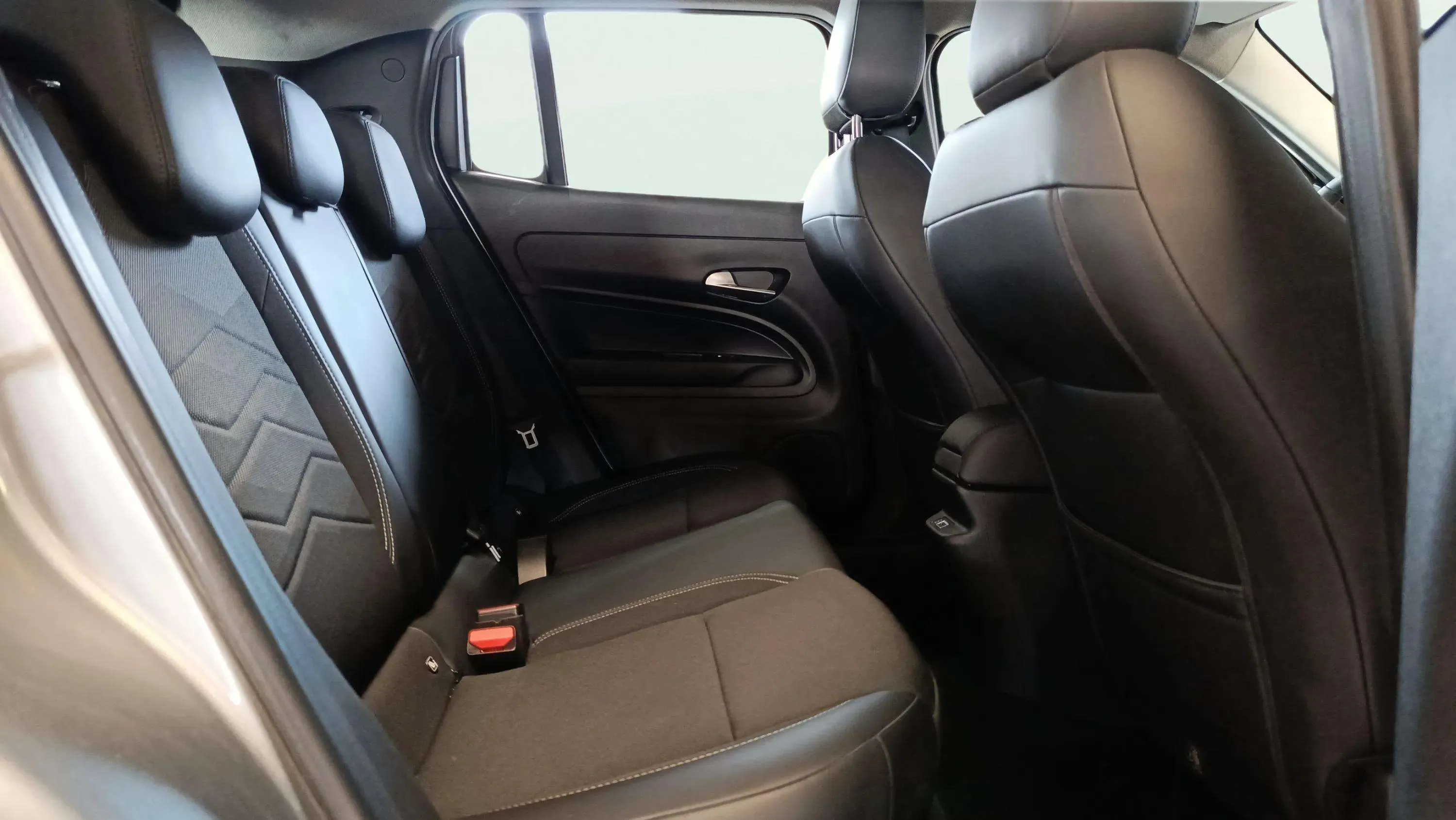 Jeep Avenger 1.2 eHybrid Altitude - foto 32
