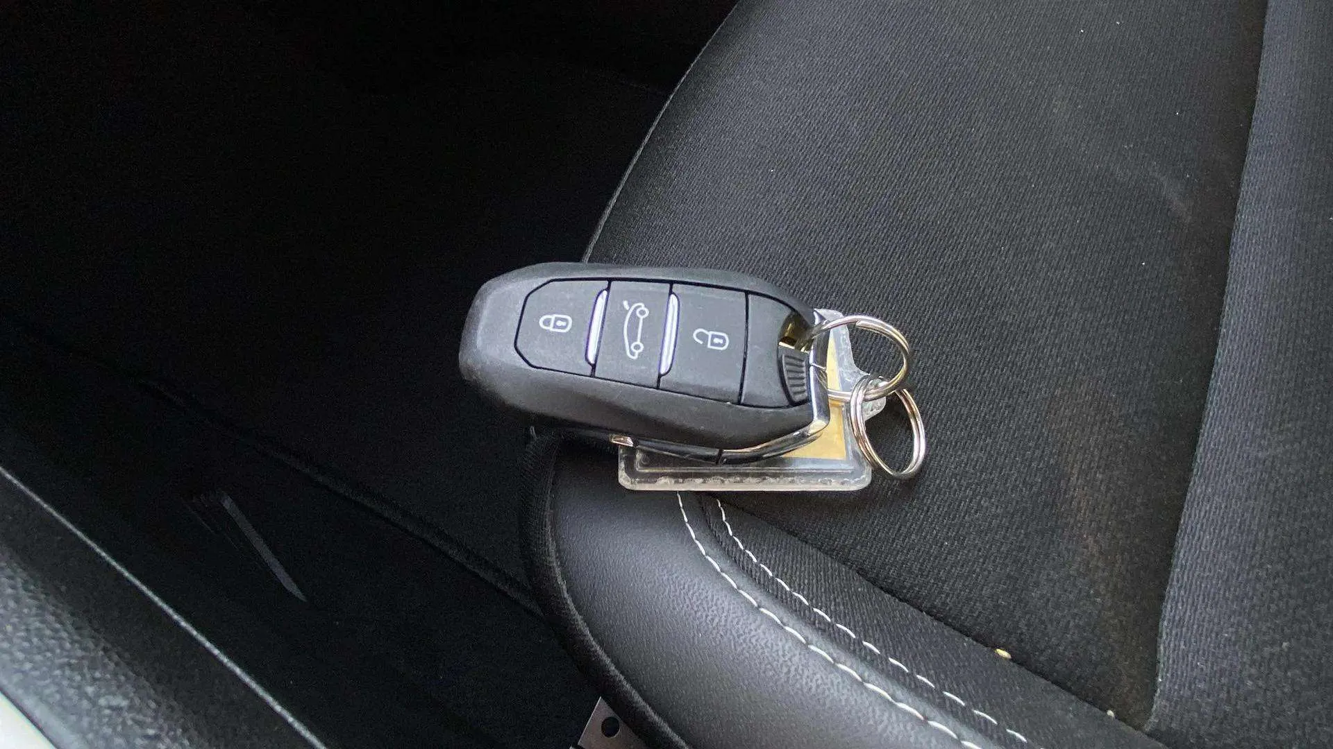 Jeep Avenger 1.2 eHybrid Altitude - foto 45