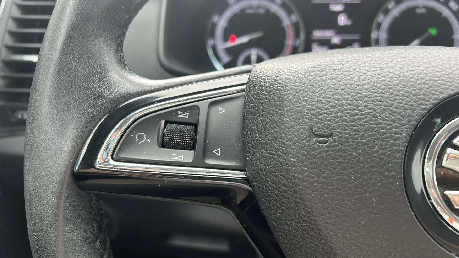 Škoda Karoq 1.5 TSI DSG ACT Ambition - foto 23