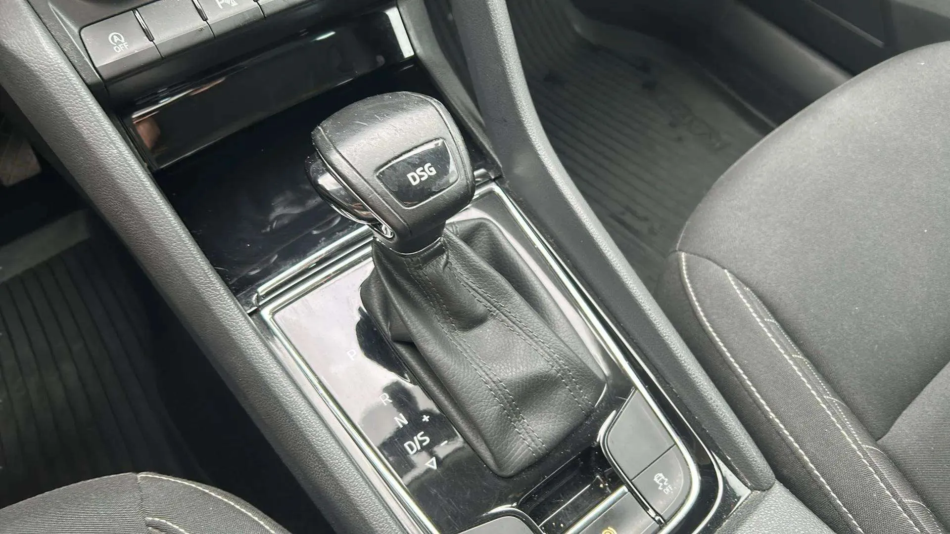 Škoda Karoq 1.5 TSI DSG ACT Ambition - foto 26