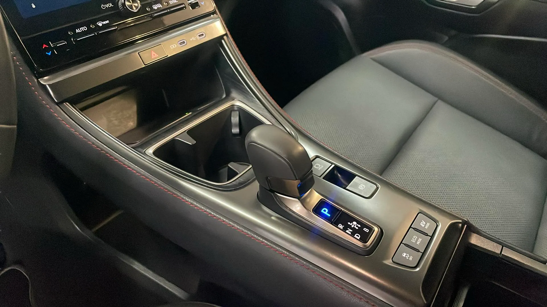 Lexus LBX 1.5 HEV Emotion - foto 19