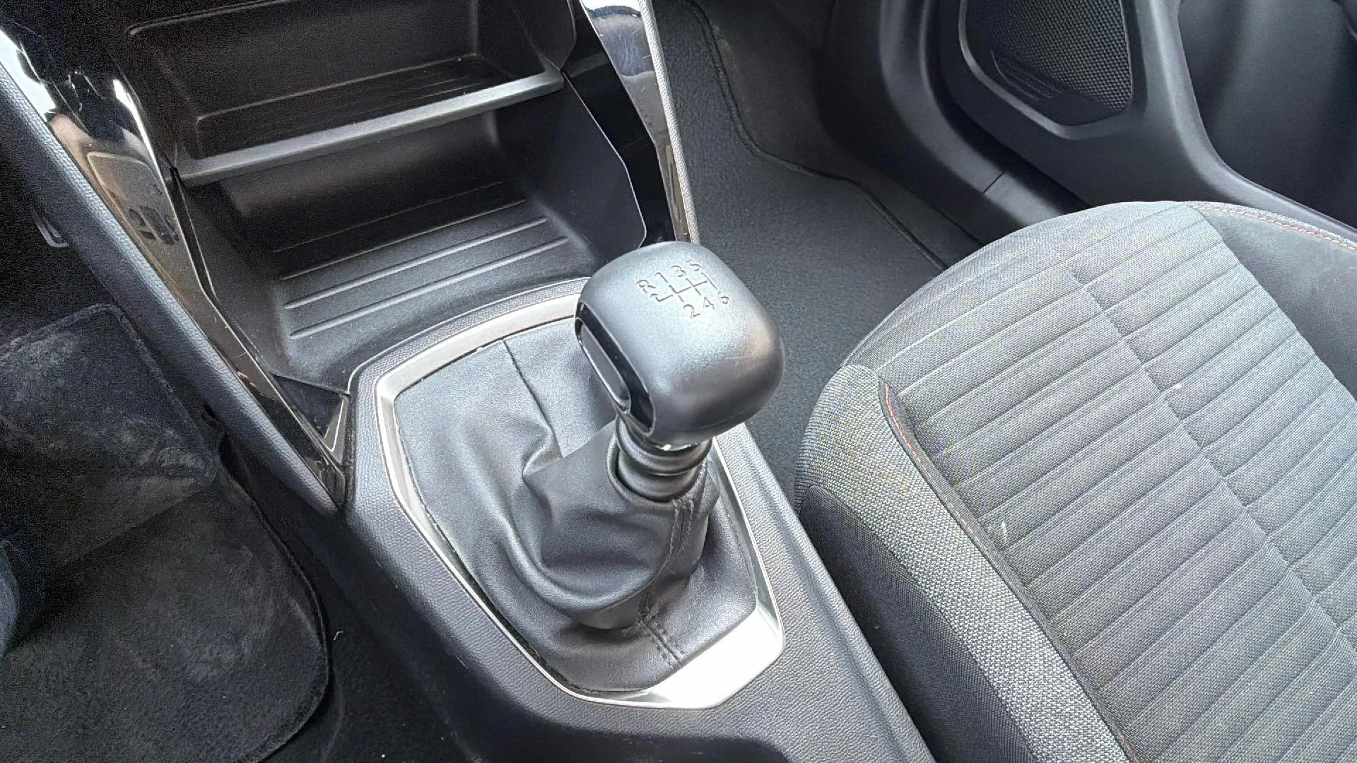 Peugeot 2008 Active Pack PureTech 100 BVM6 - foto 15
