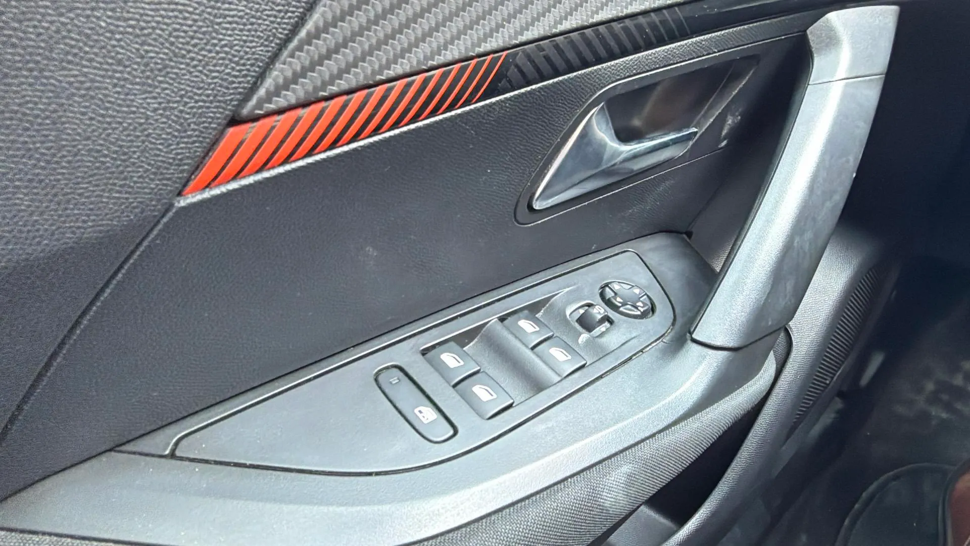 Peugeot 2008 Active Pack PureTech 100 BVM6 - foto 19