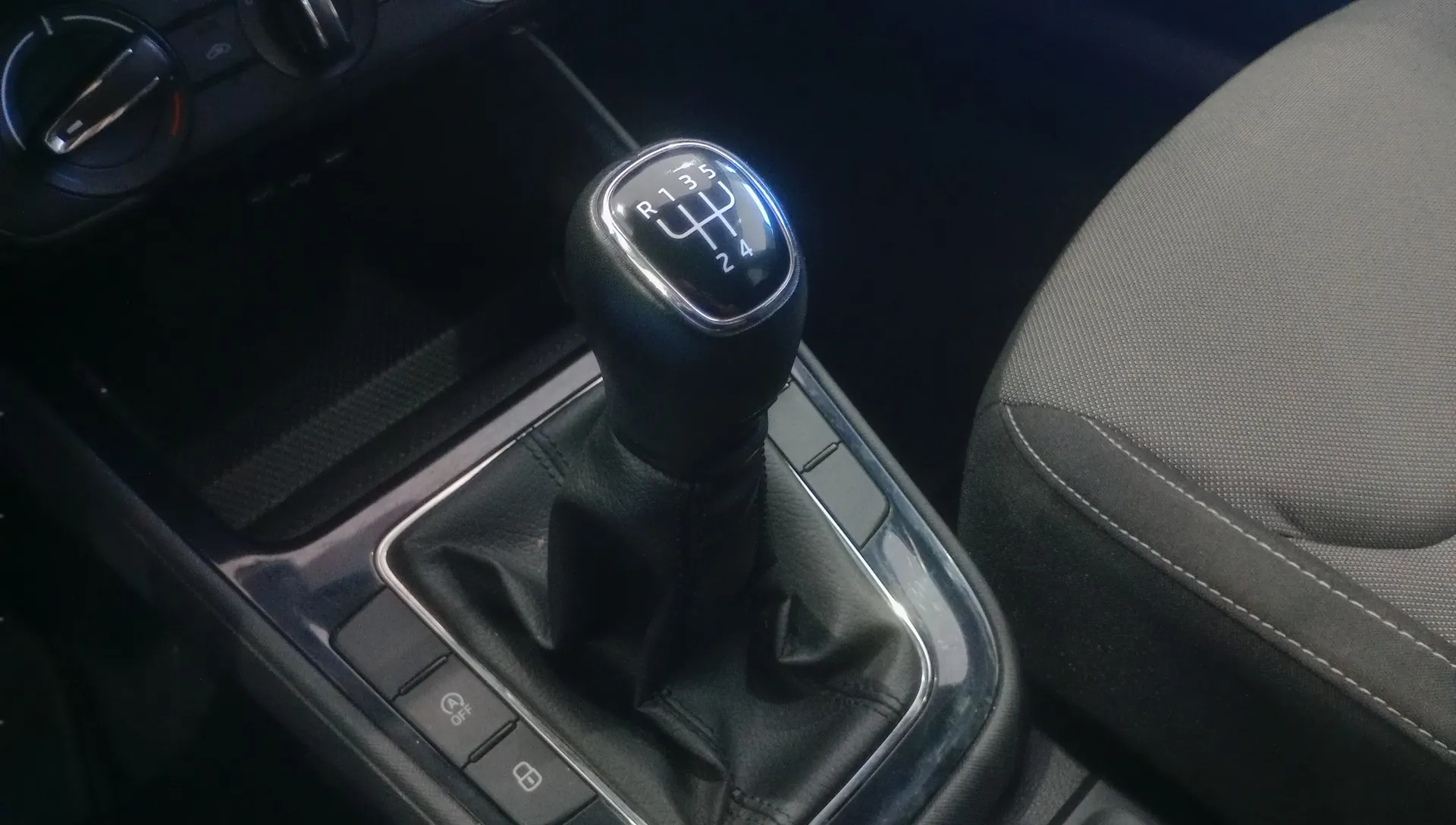 Škoda Fabia 1.0 TSI Selection - foto 15