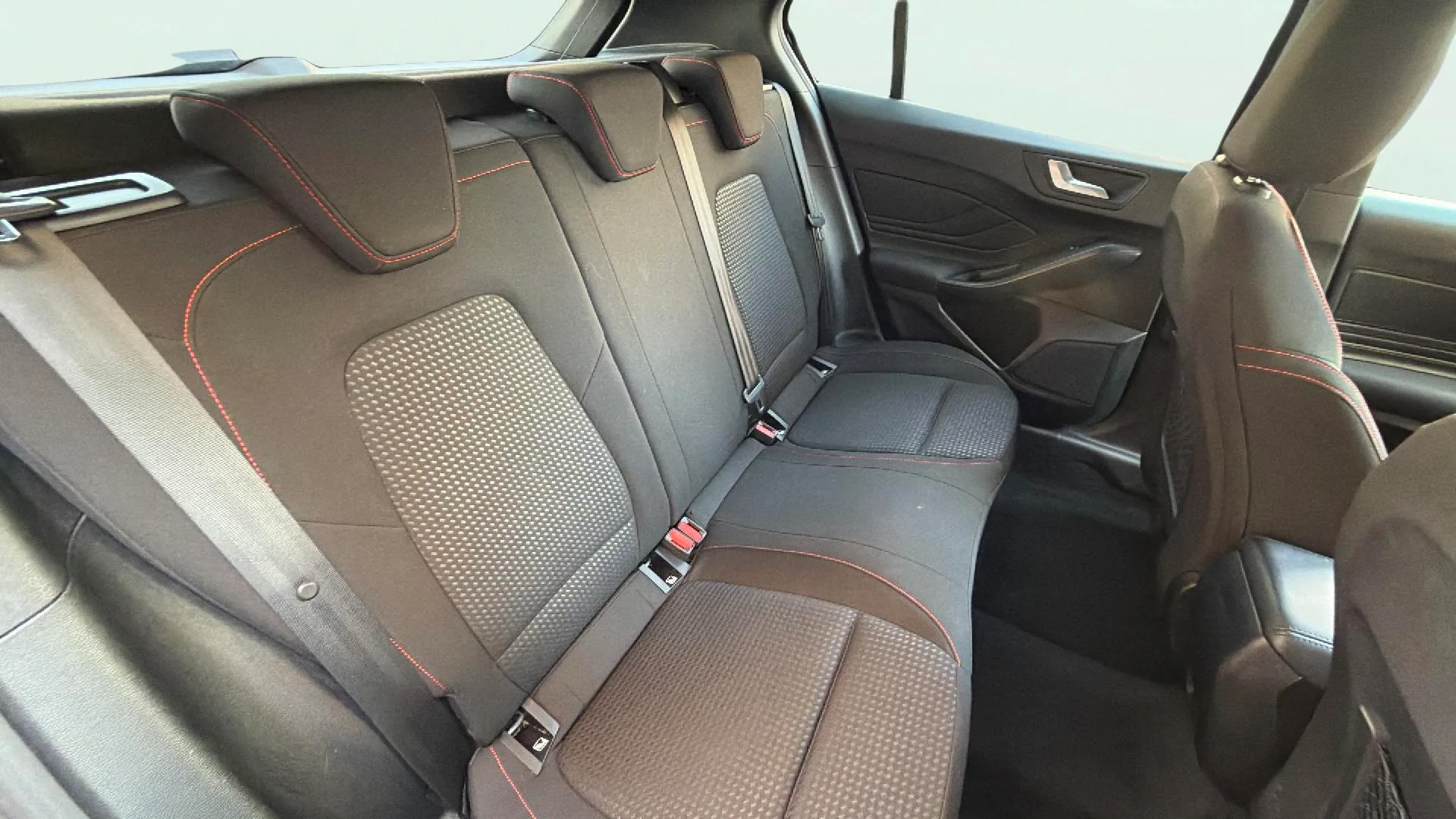 Ford Focus 1.0 EcoBoost MHEV ST-Line - foto 17