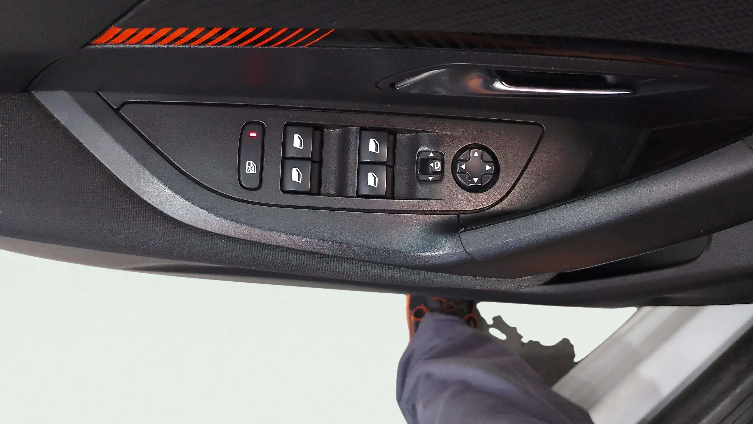 Peugeot 2008 Active Pack PureTech 100 BVM6 - foto 24