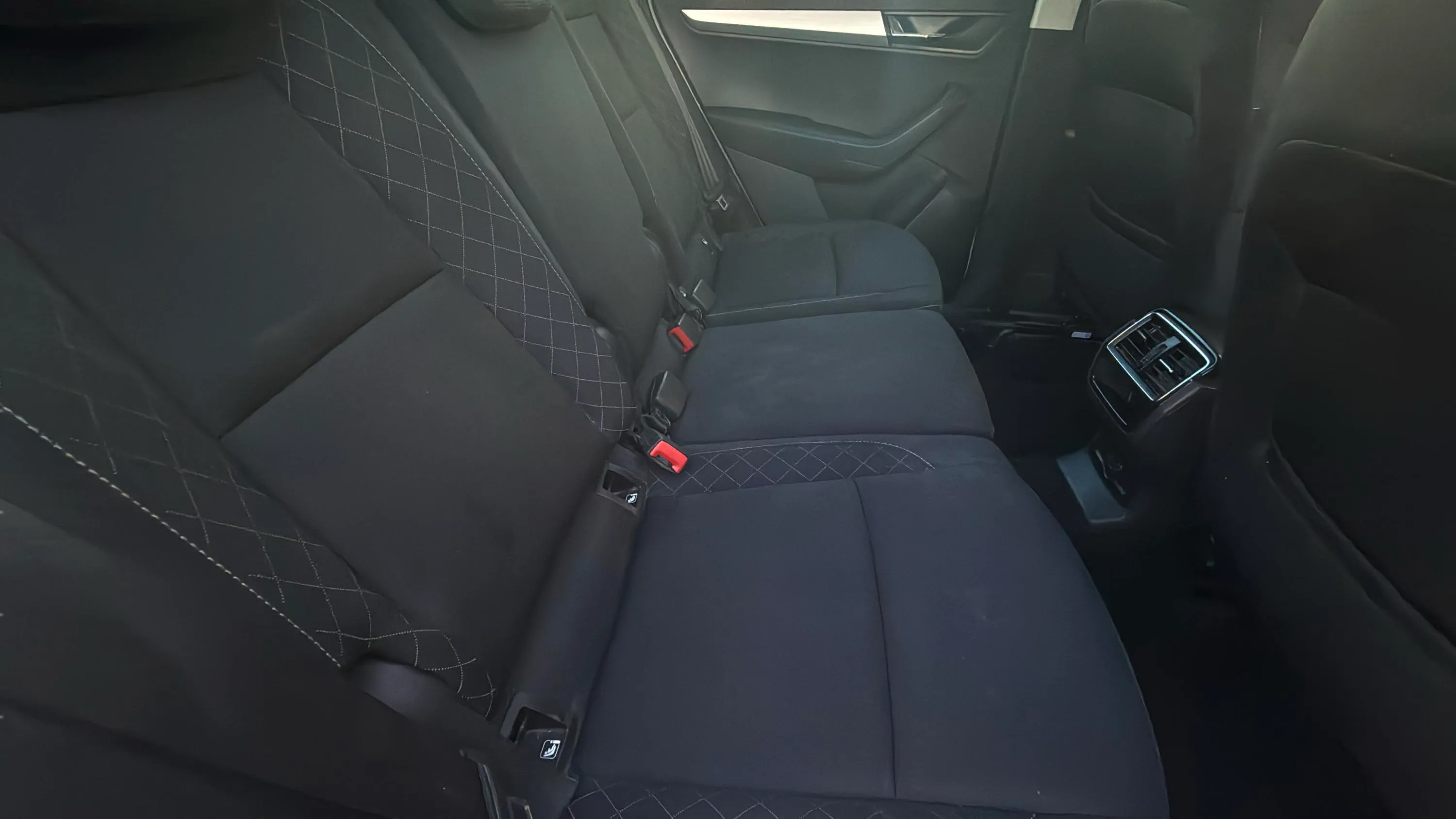 Škoda Karoq 1.6 TDI Ambition - foto 27