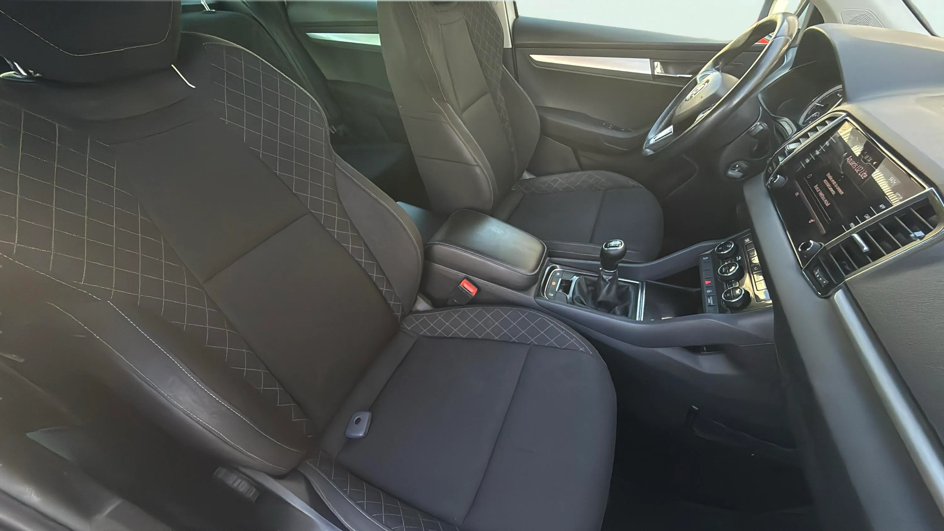 Škoda Karoq 1.6 TDI Ambition - foto 26