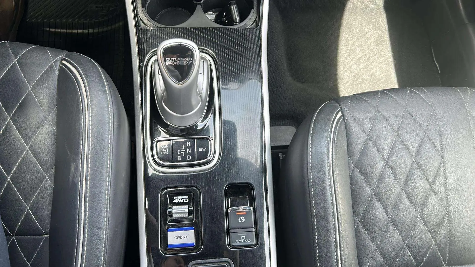 Mitsubishi Outlander 2.4 PHEV Kaiteki+ 4WD - foto 28