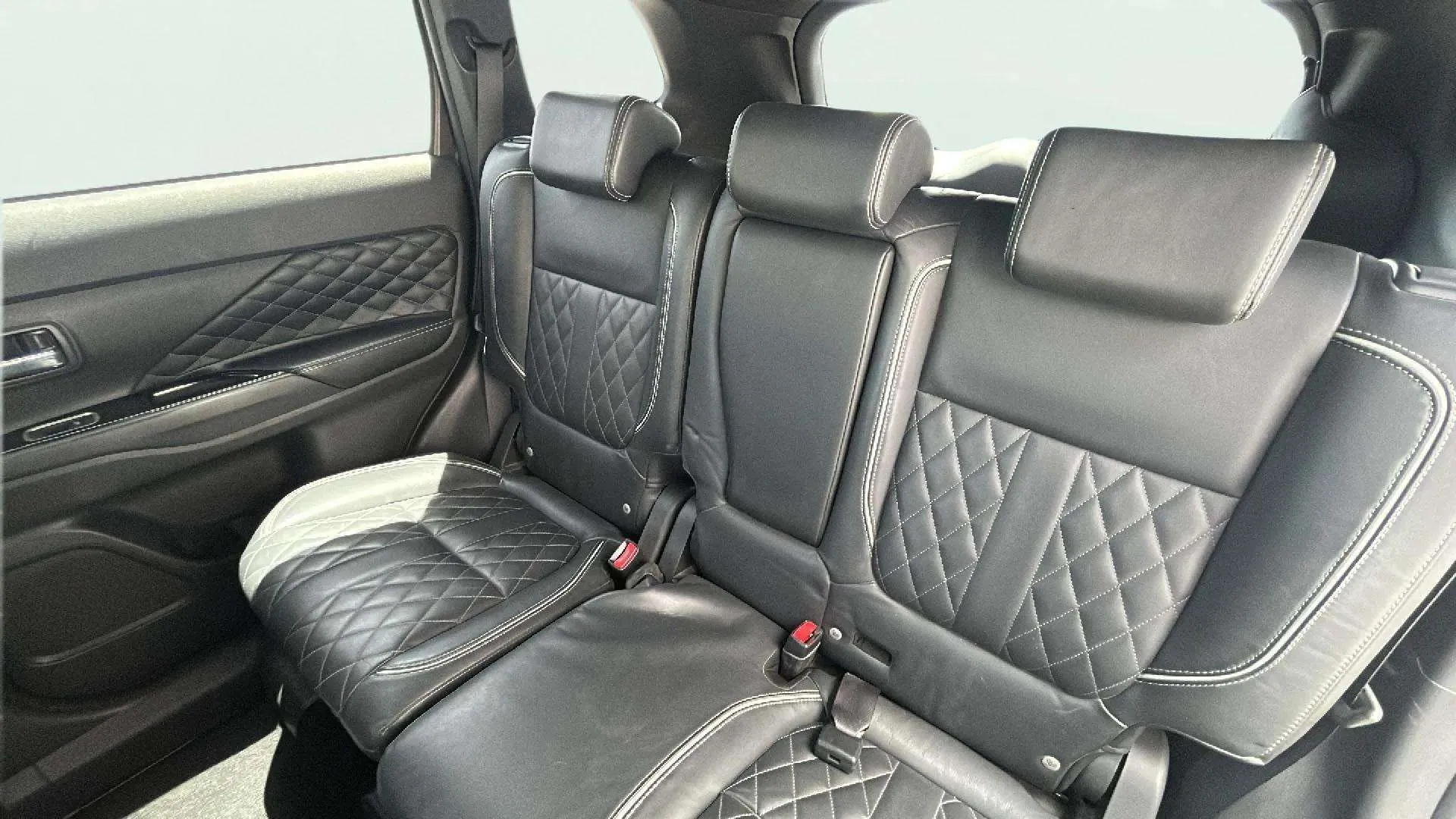 Mitsubishi Outlander 2.4 PHEV Kaiteki+ 4WD - foto 22