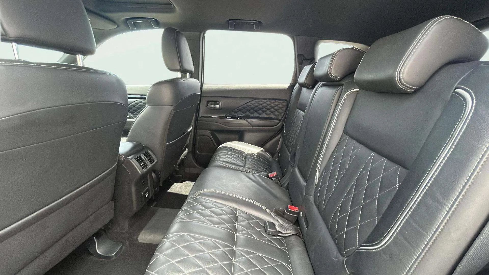 Mitsubishi Outlander 2.4 PHEV Kaiteki+ 4WD - foto 21