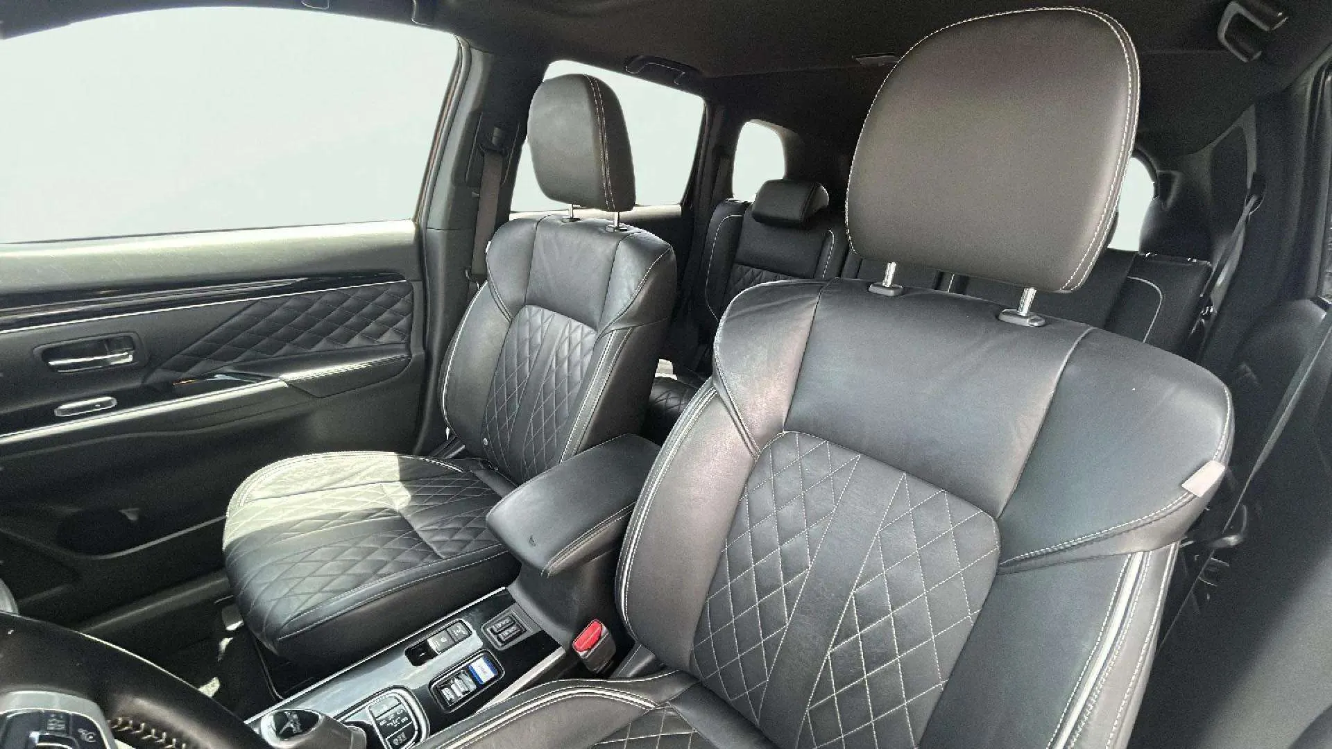 Mitsubishi Outlander 2.4 PHEV Kaiteki+ 4WD - foto 24