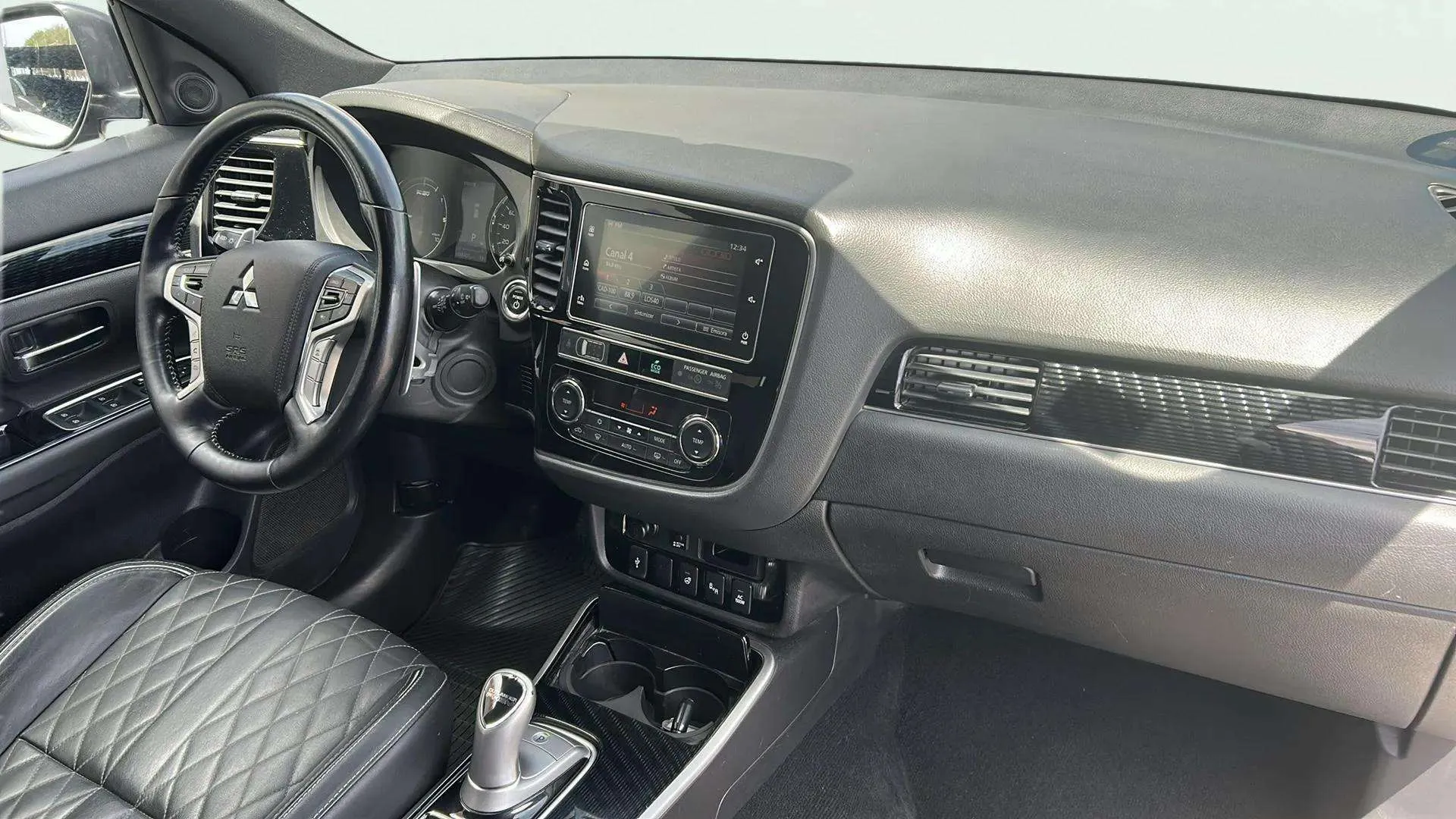 Mitsubishi Outlander 2.4 PHEV Kaiteki+ 4WD - foto 18