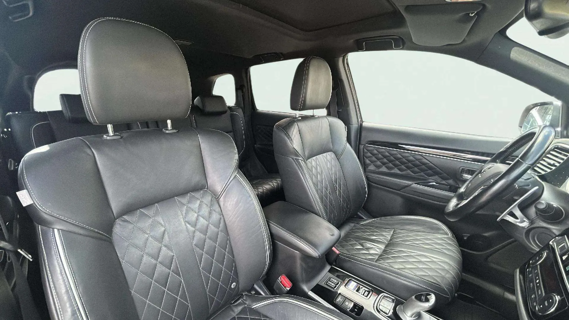Mitsubishi Outlander 2.4 PHEV Kaiteki+ 4WD - foto 19