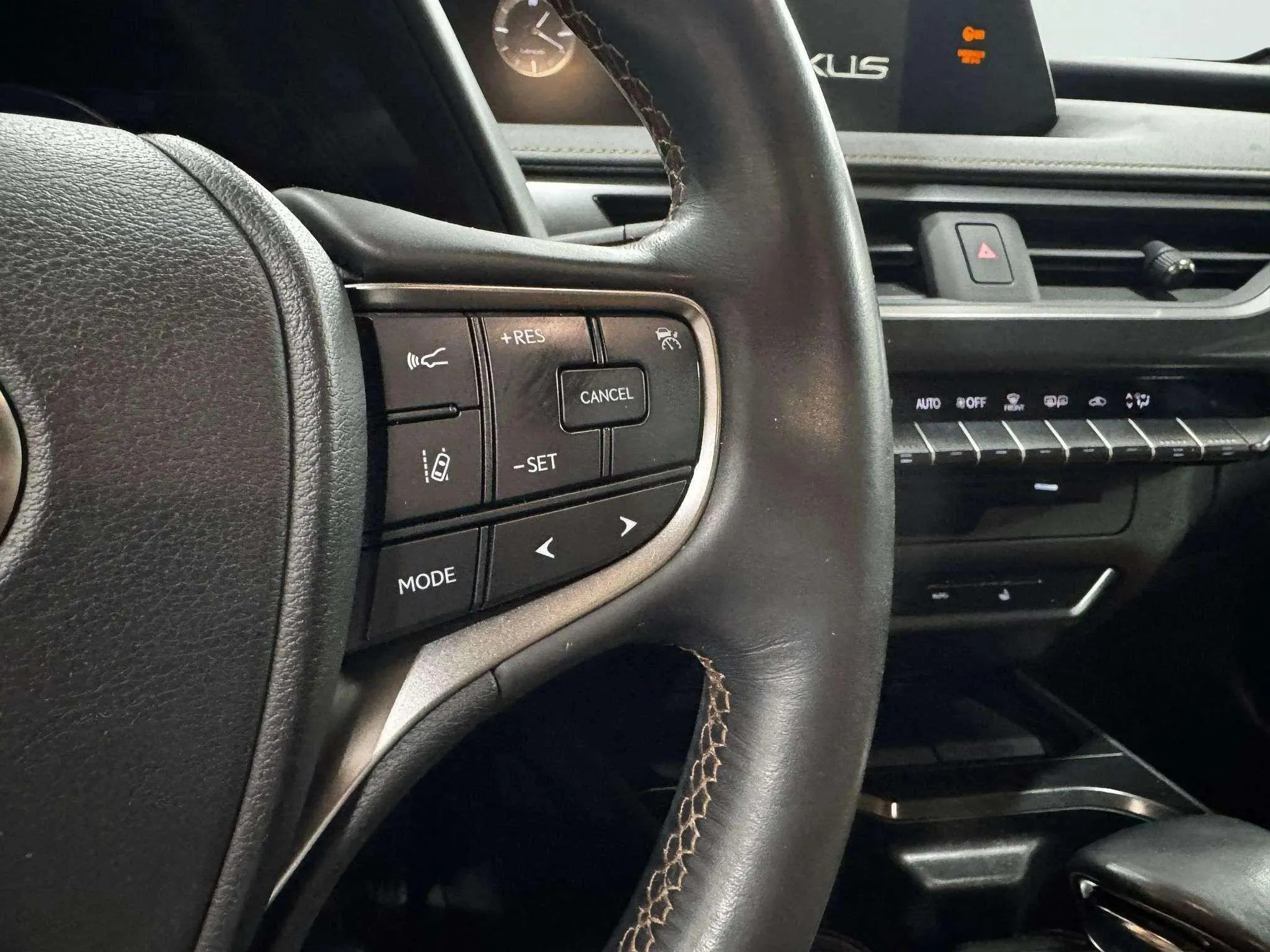 Lexus UX 2.0 250h Business - foto 21