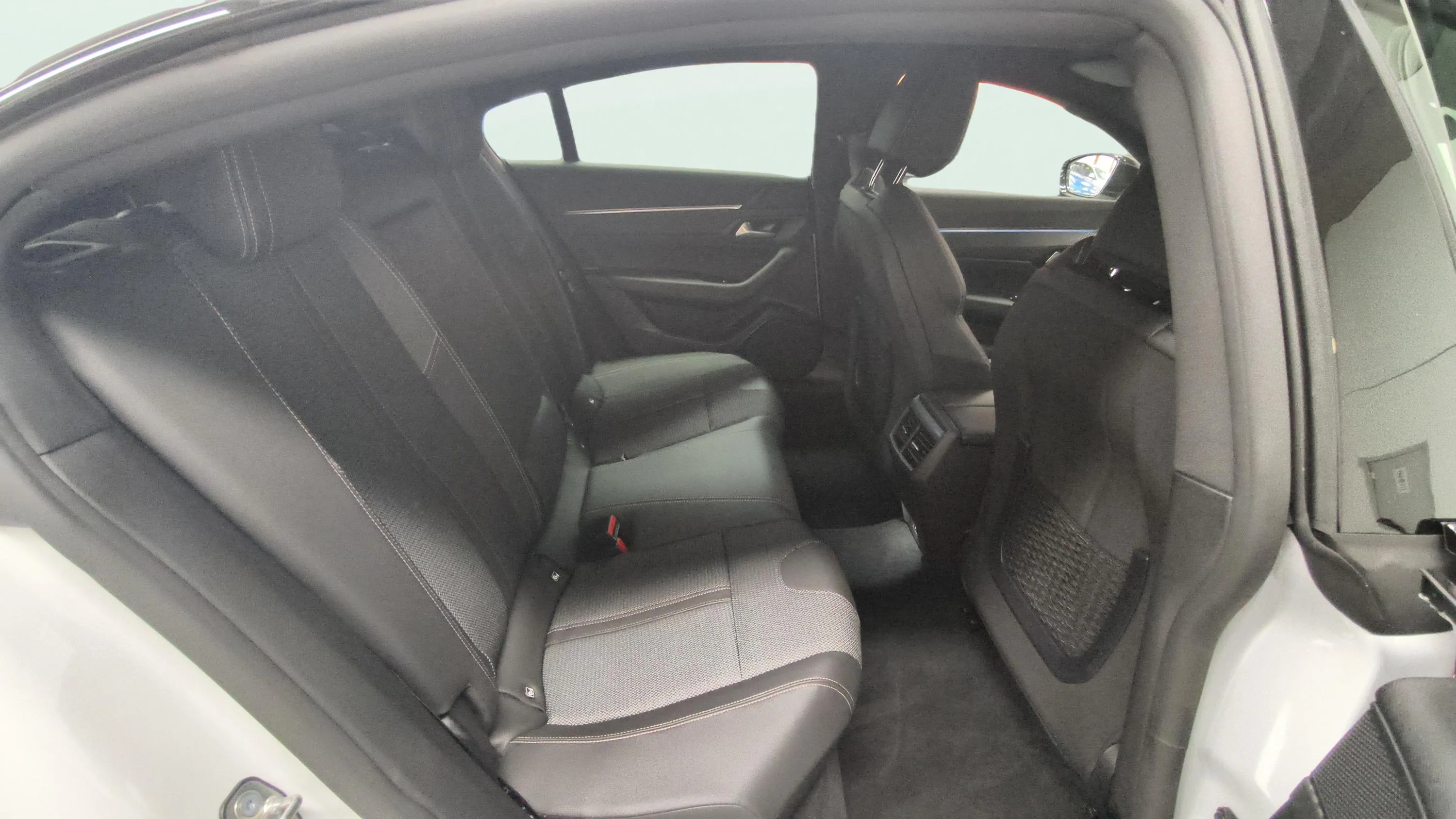 Peugeot 508 Allure PureTech 130 EAT8 - foto 13