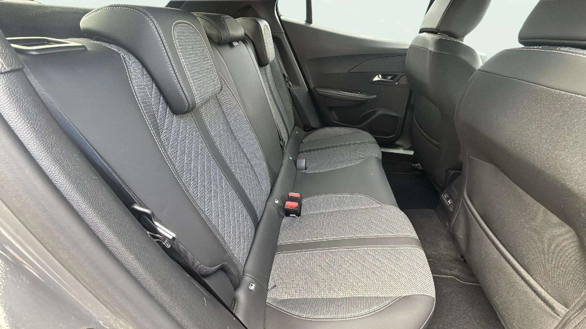 Peugeot 2008 Allure Pack PureTech 100 - foto 17