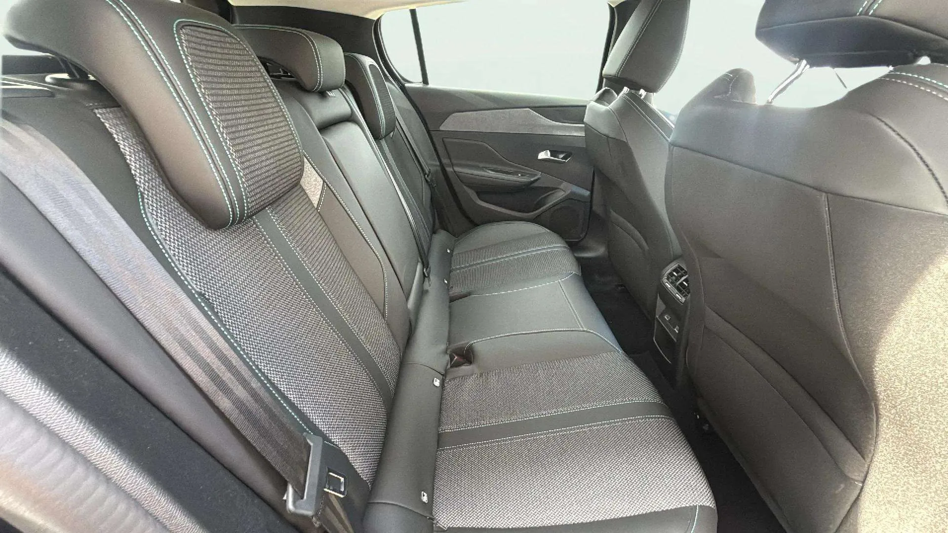 Peugeot 308 Allure PureTech 130 - foto 17