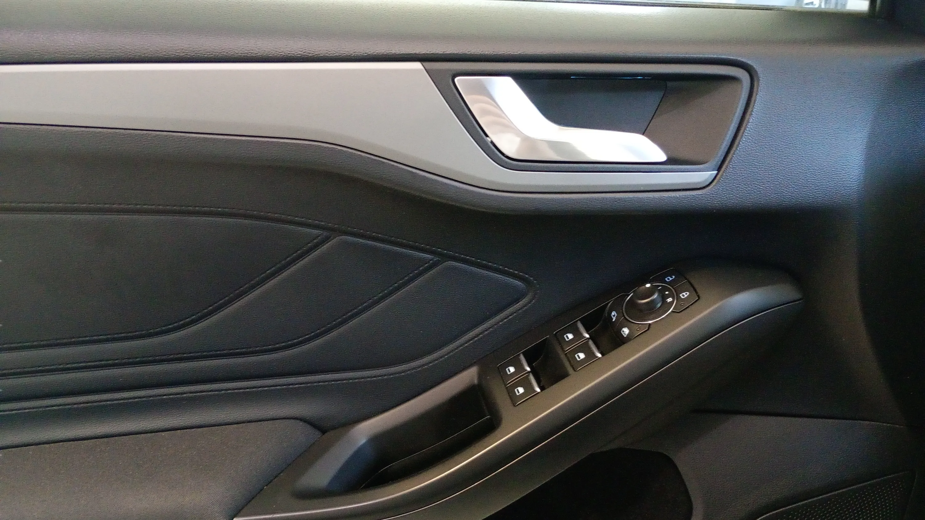 Ford Focus 1.0 EcoBoost MHEV ST-Line Design SIP - foto 17