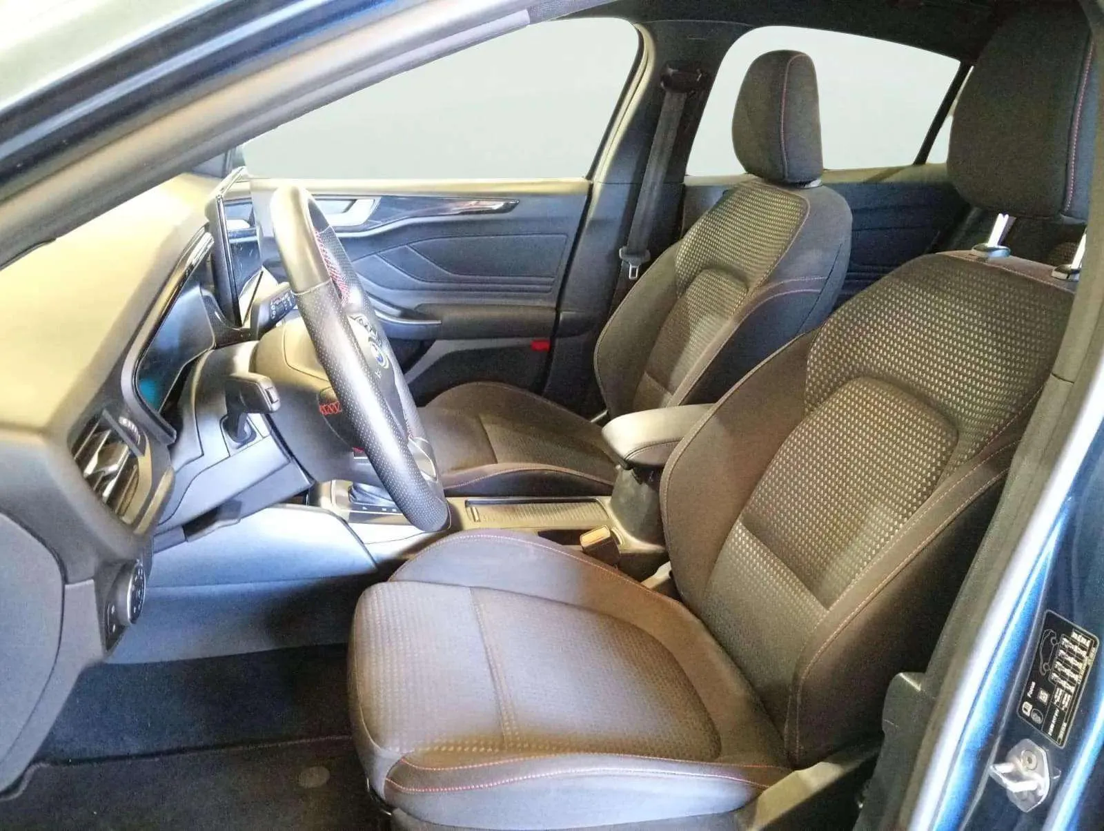 Ford Focus 1.0 EcoBoost MHEV ST-Line - foto 11
