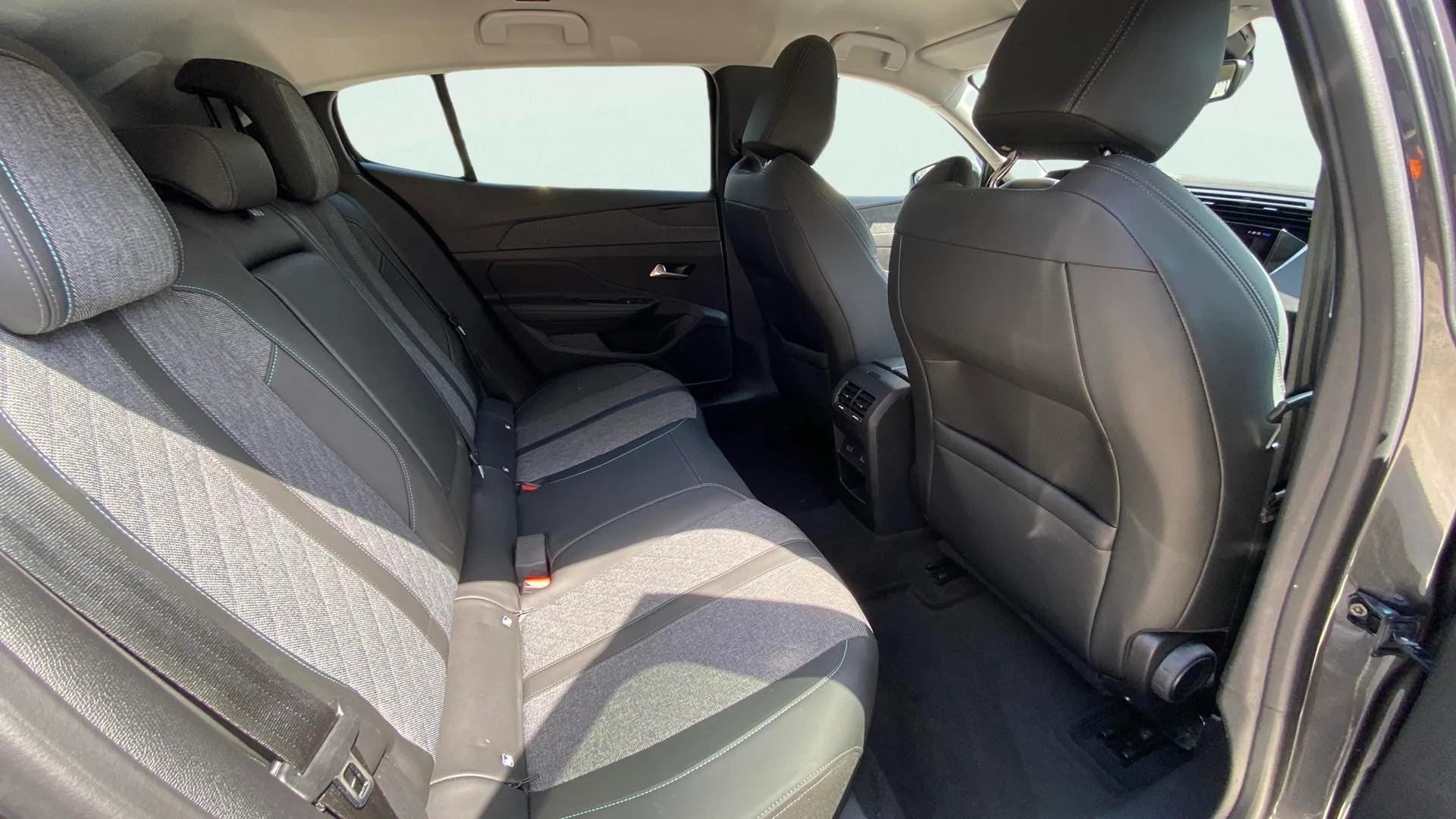 Peugeot 408 Allure Pack PureTech 130 EAT8 - foto 22