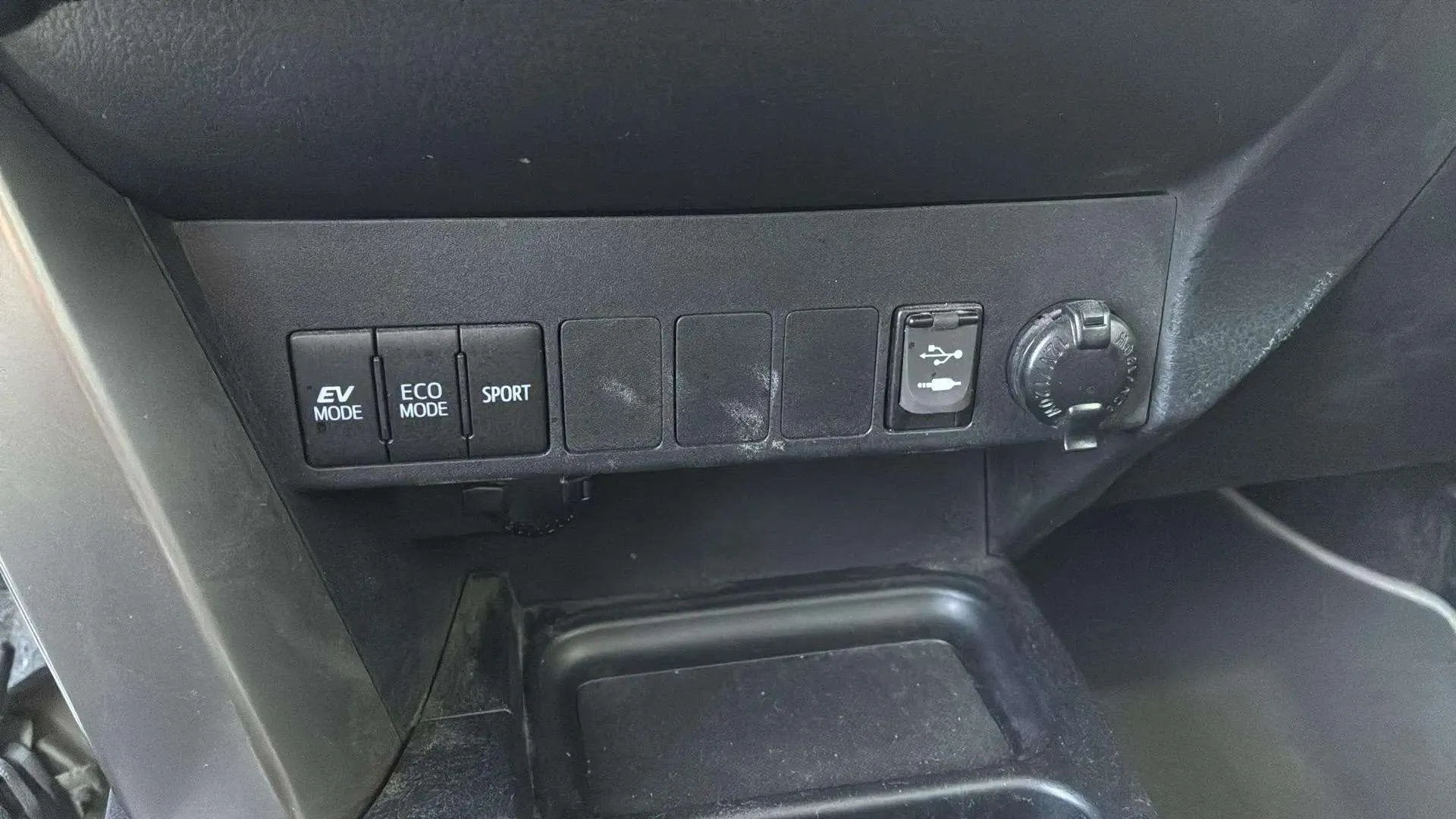 Toyota RAV4 2.5l hybrid 2WD Advance - foto 21