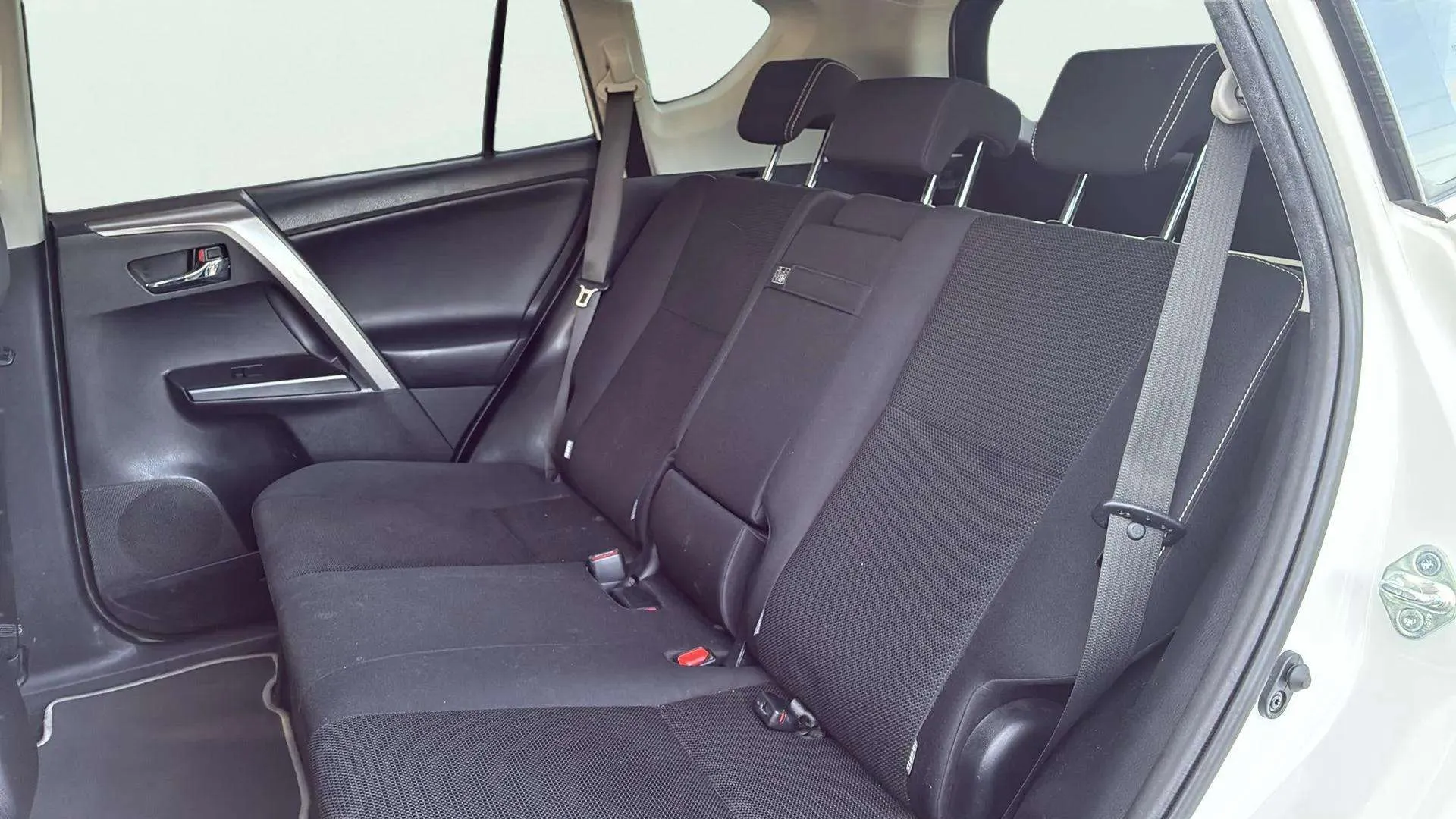 Toyota RAV4 2.5l hybrid 2WD Advance - foto 28