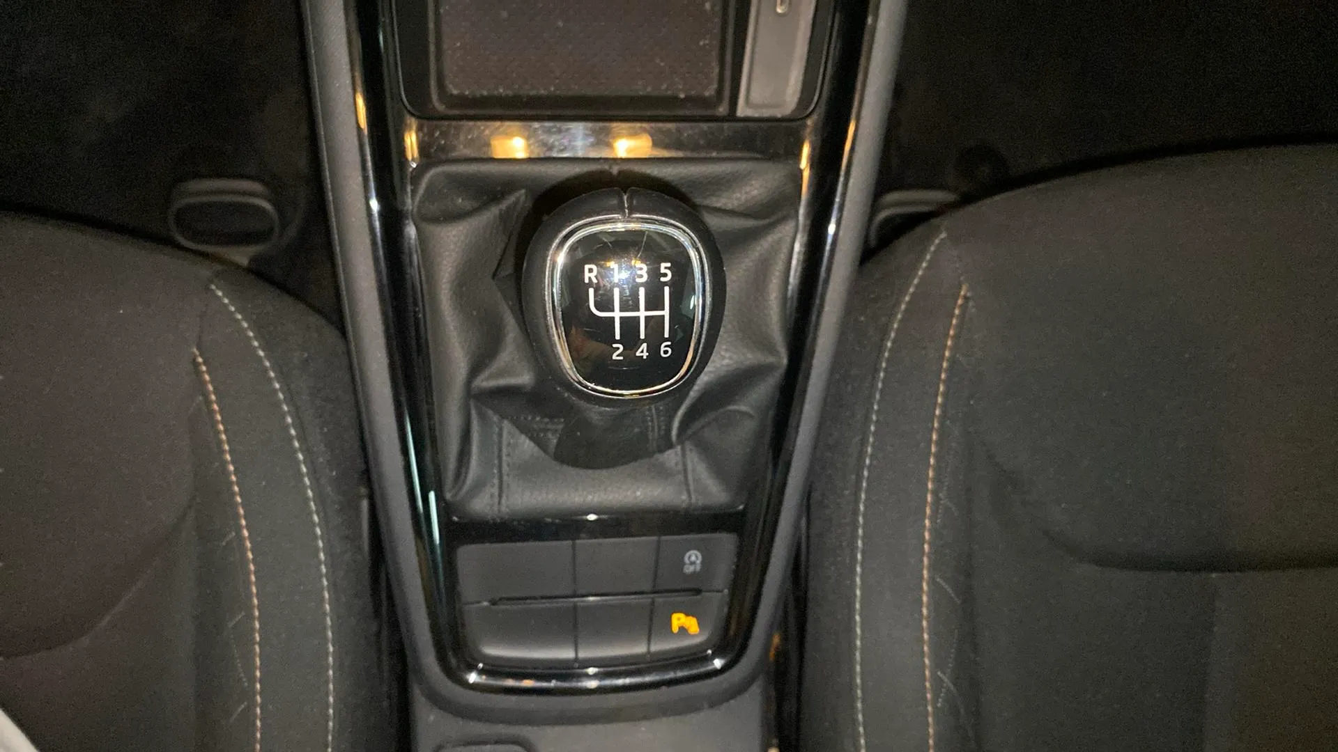 Škoda Kamiq 1.0 TSI Active - foto 17