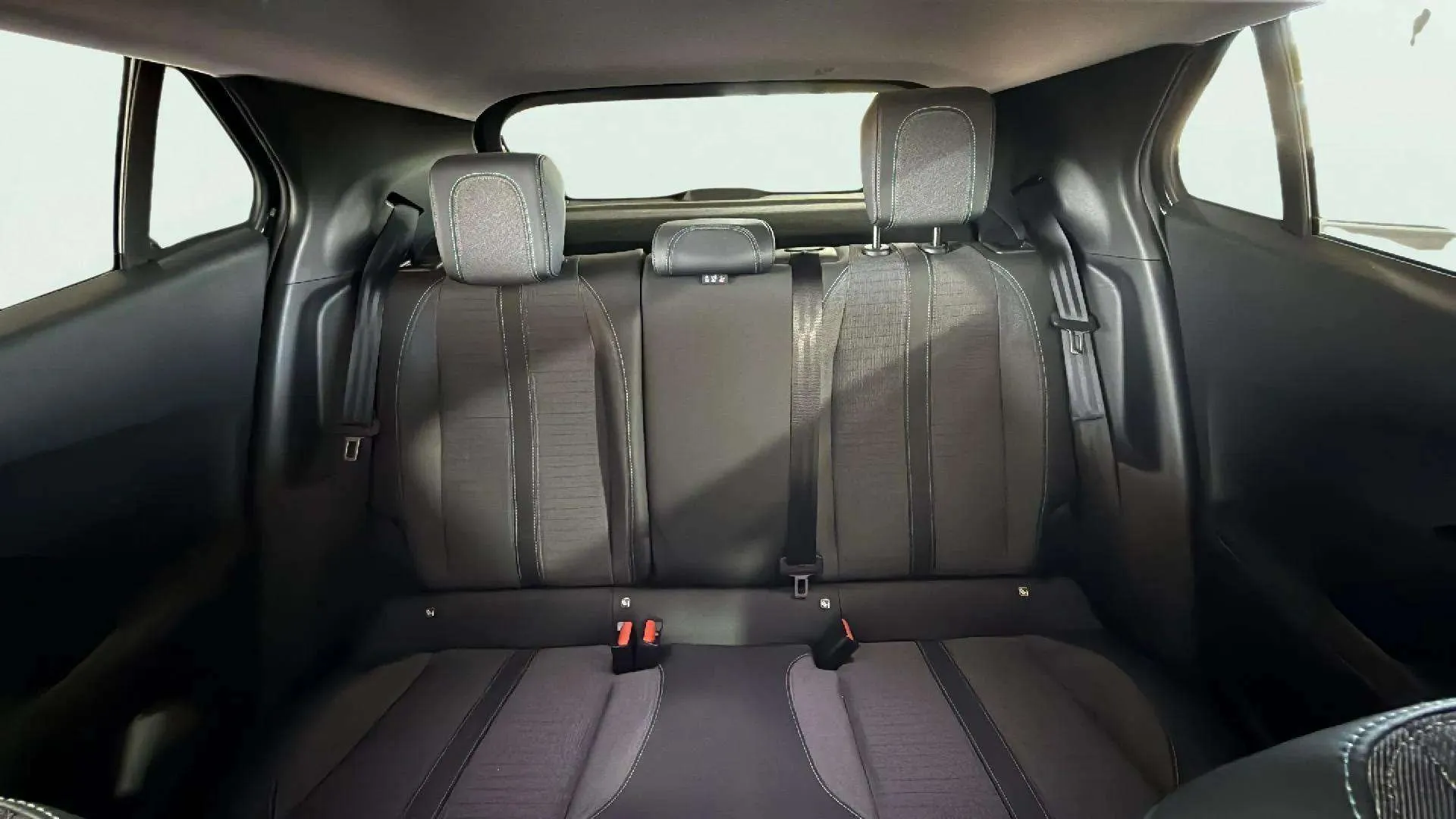 Peugeot 2008 Allure Pack PureTech 130 BVM6 - foto 24