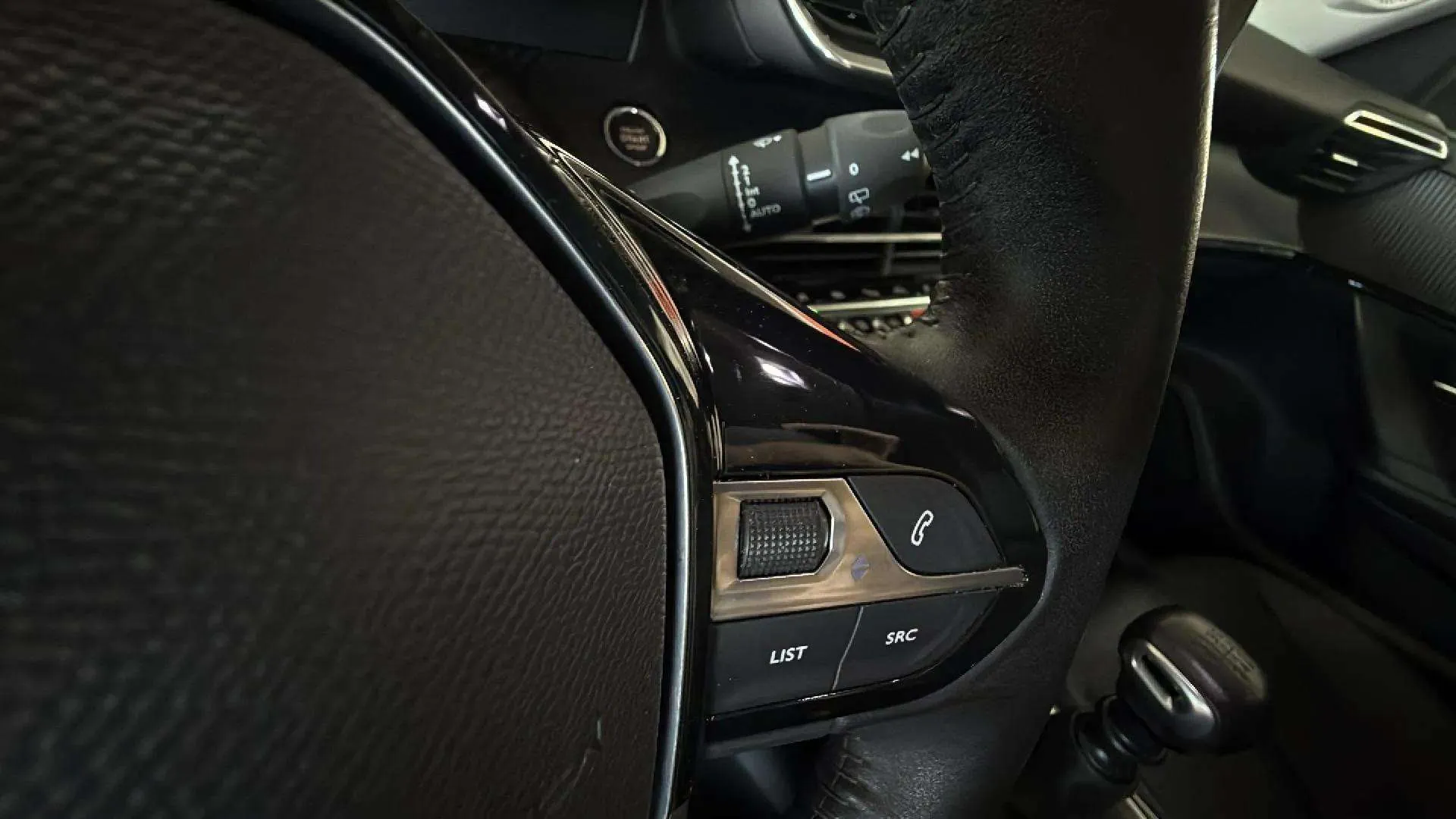 Peugeot 2008 Allure Pack PureTech 130 BVM6 - foto 16