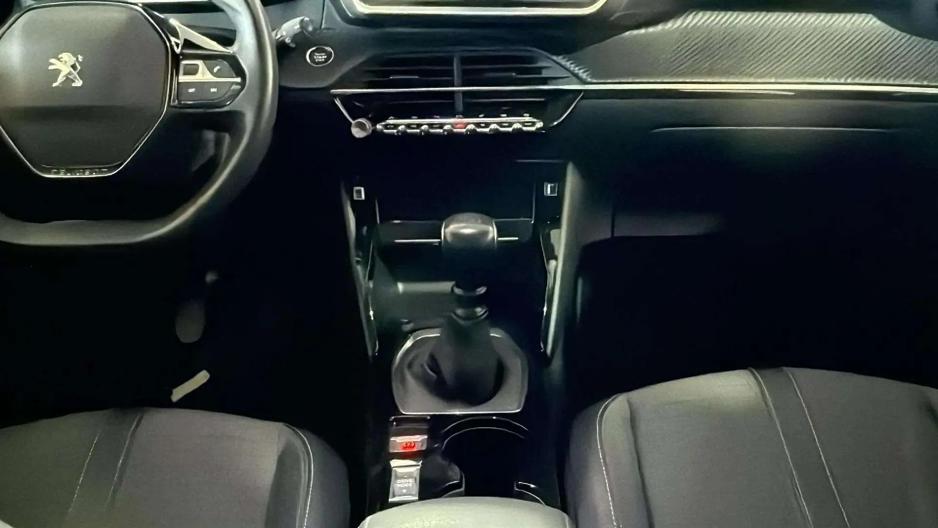 Peugeot 2008 Allure Pack PureTech 130 BVM6 - foto 17