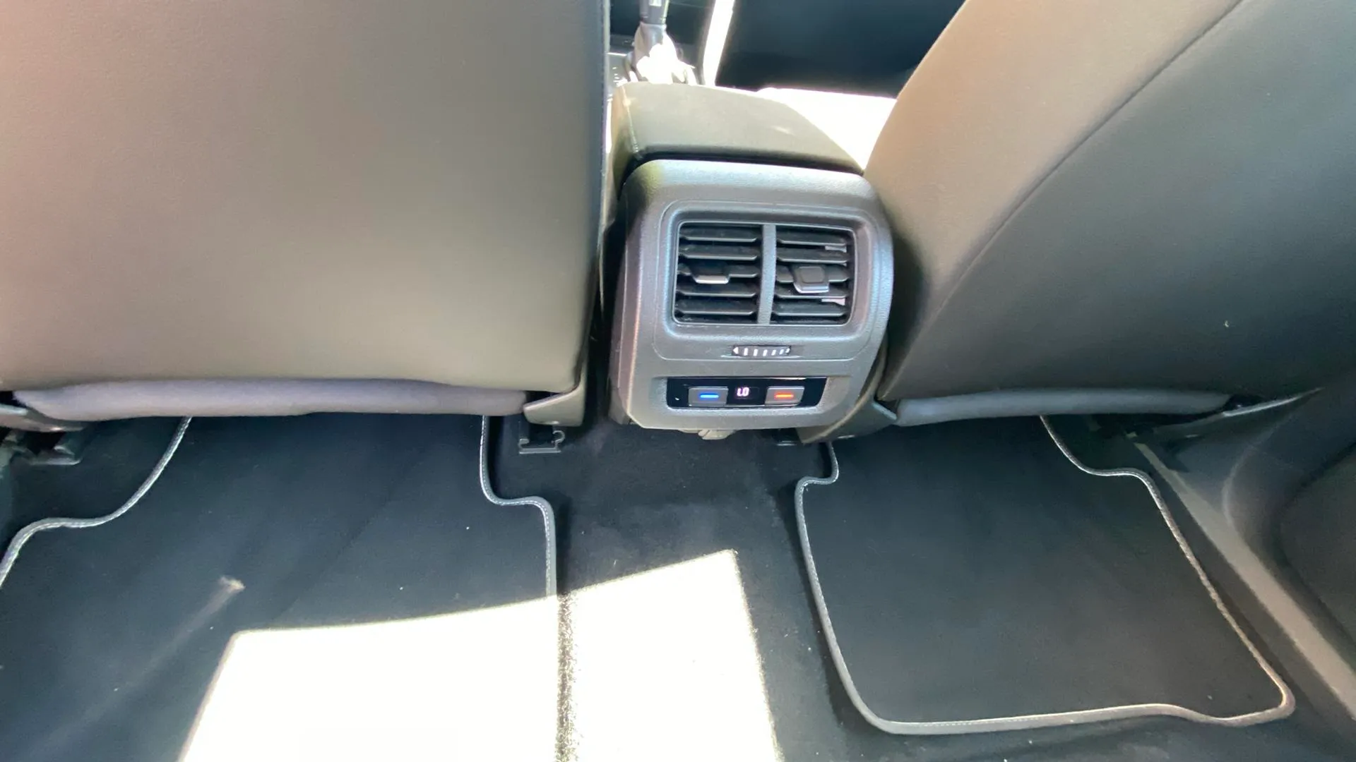 Volkswagen Touran Business Navi 2.0 TDI DSG - foto 25
