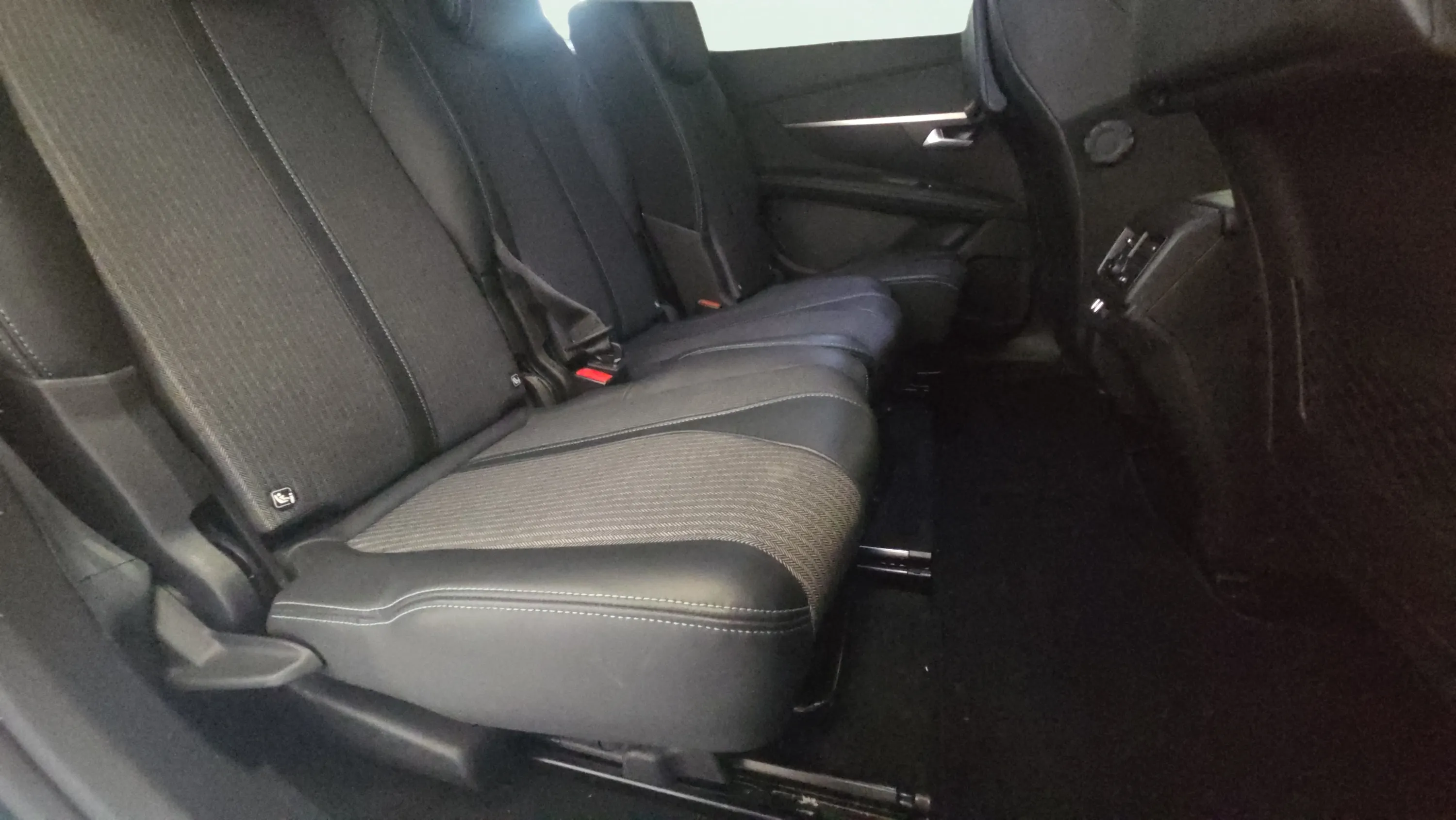 Peugeot 5008 1.5 BlueHDi Allure EAT8 - foto 23