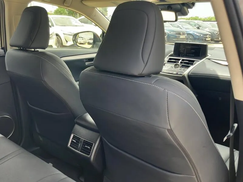 Lexus NX 2.5 300h Premium 2WD - foto 36