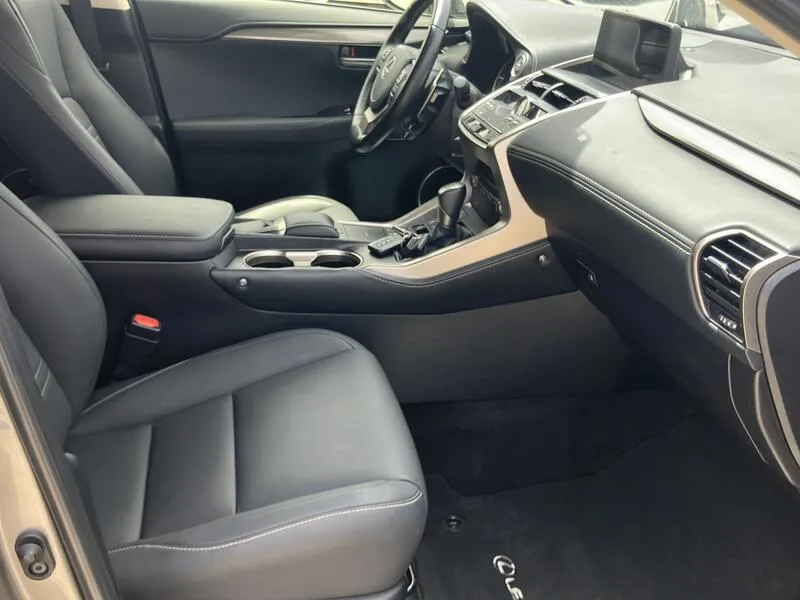 Lexus NX 2.5 300h Premium 2WD - foto 32