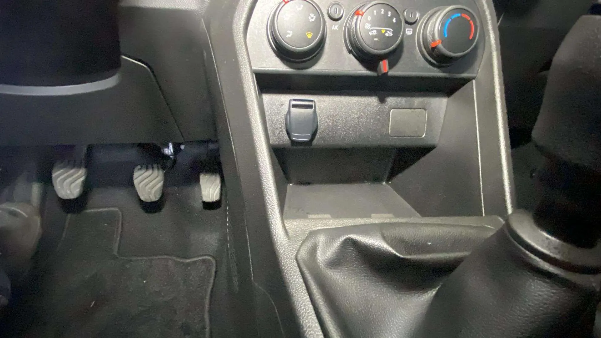 Dacia Sandero Essential TCe - foto 30