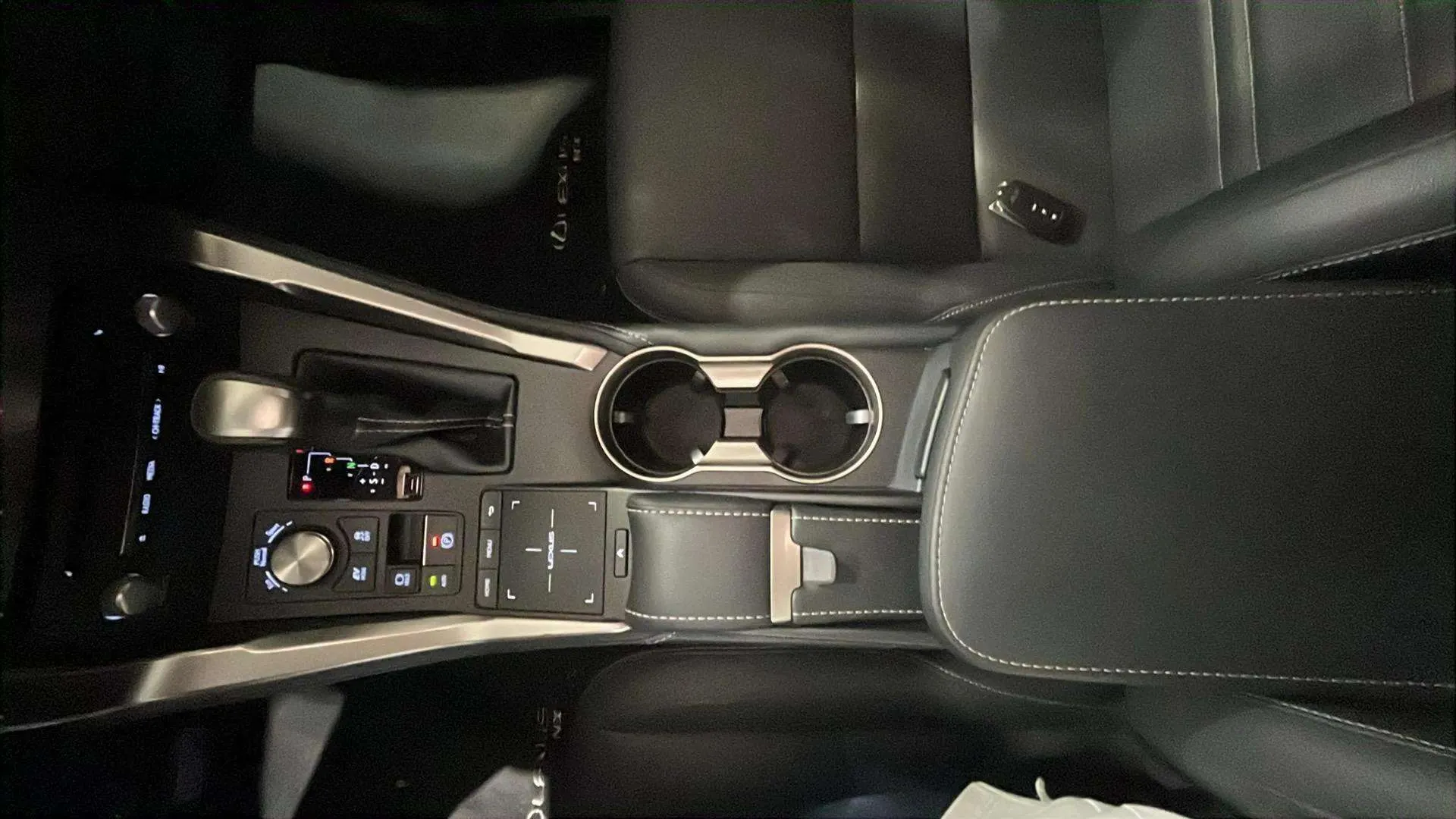 Lexus NX 2.5 300h Premium 2WD - foto 23