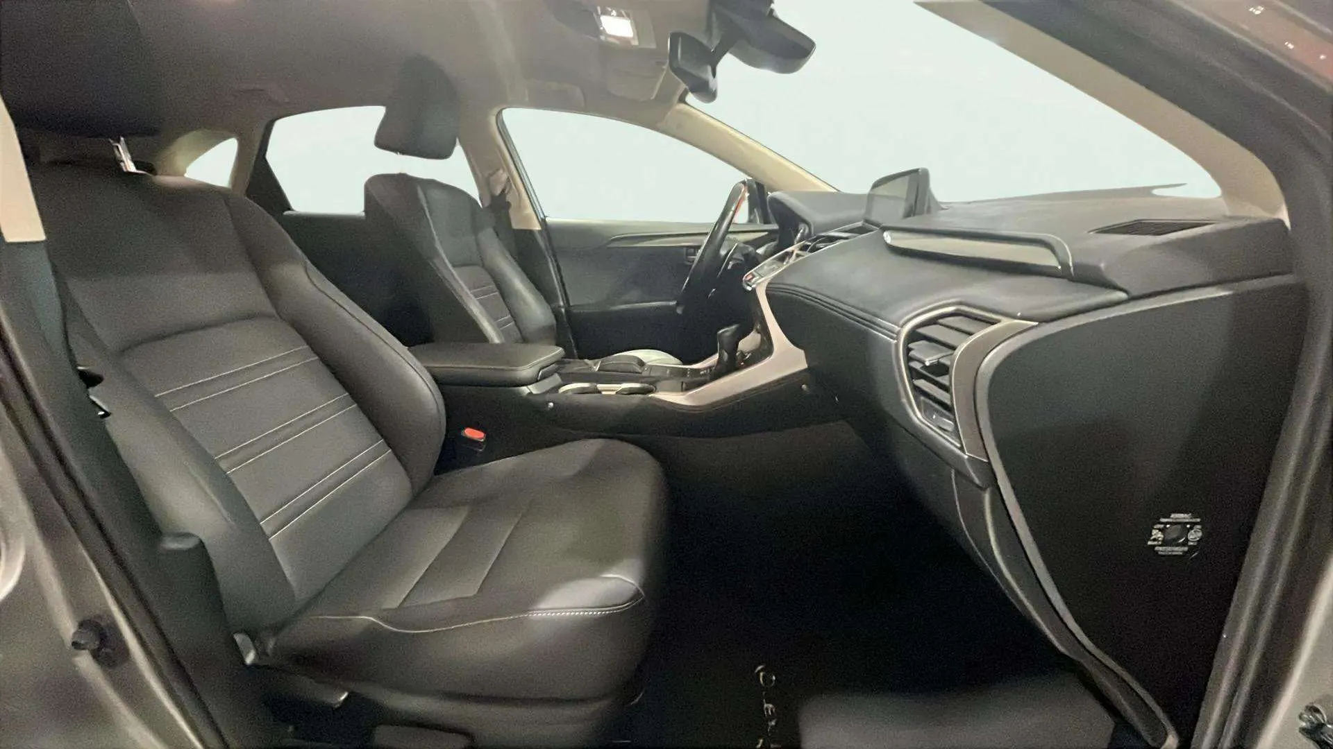 Lexus NX 2.5 300h Premium 2WD - foto 25