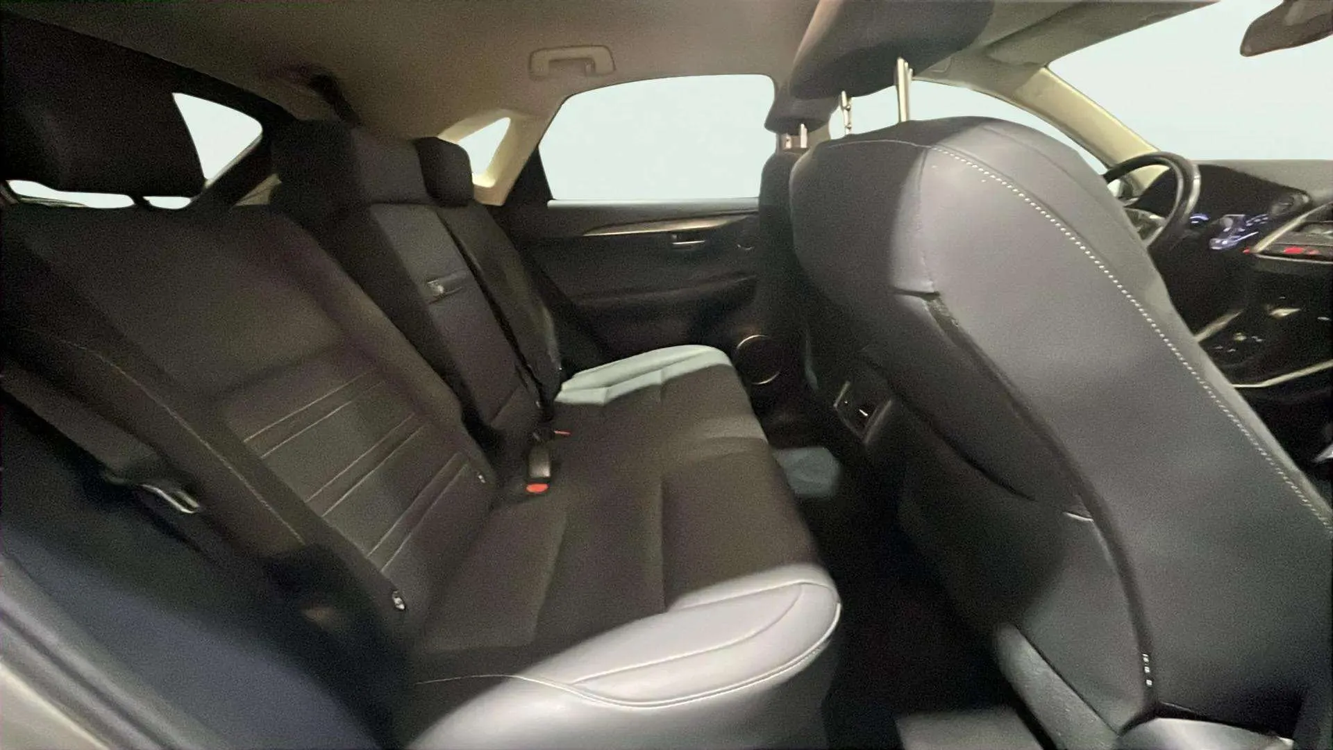 Lexus NX 2.5 300h Premium 2WD - foto 26
