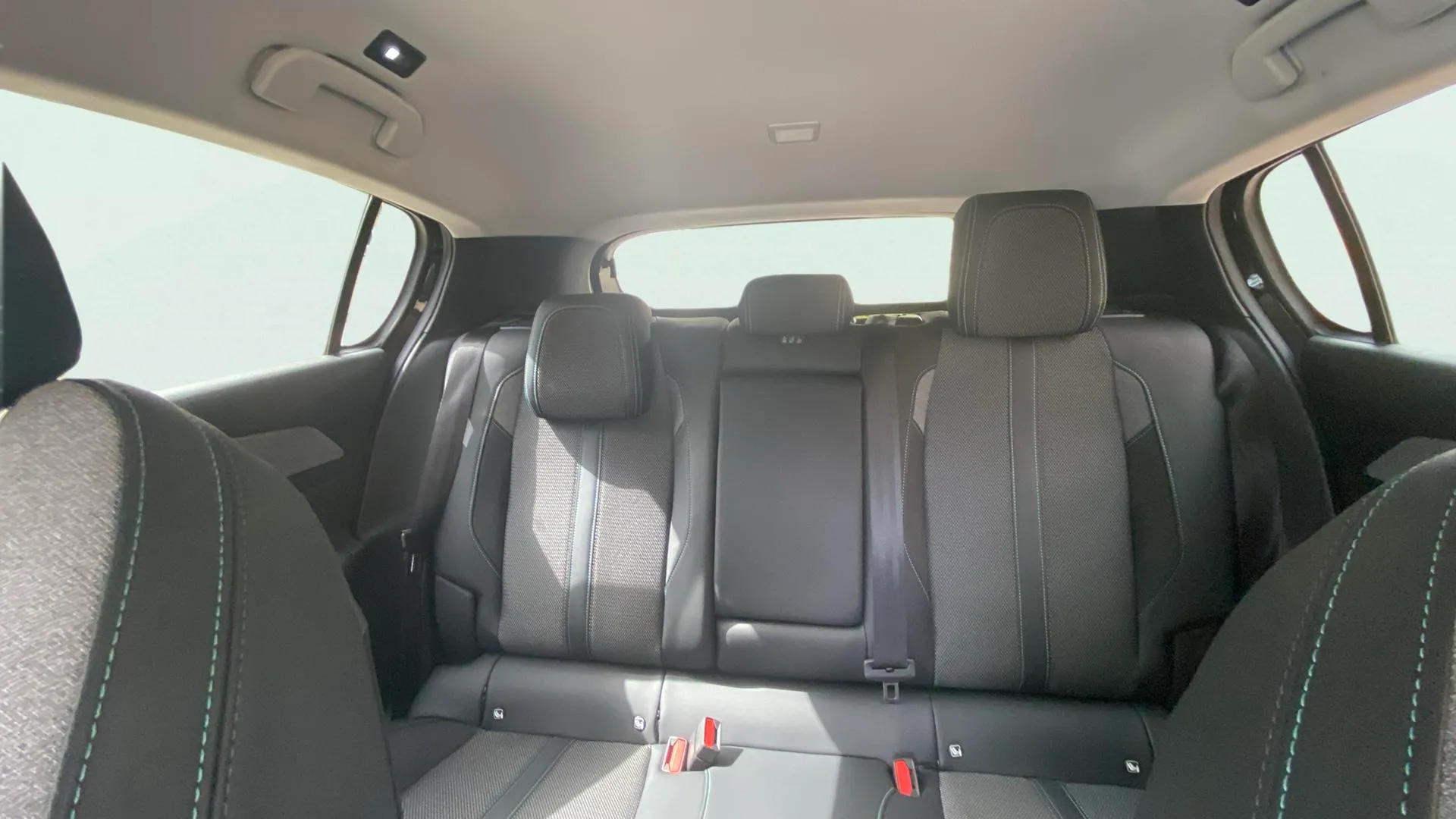 Peugeot 308 Allure BlueHDi 130 EAT8 - foto 16