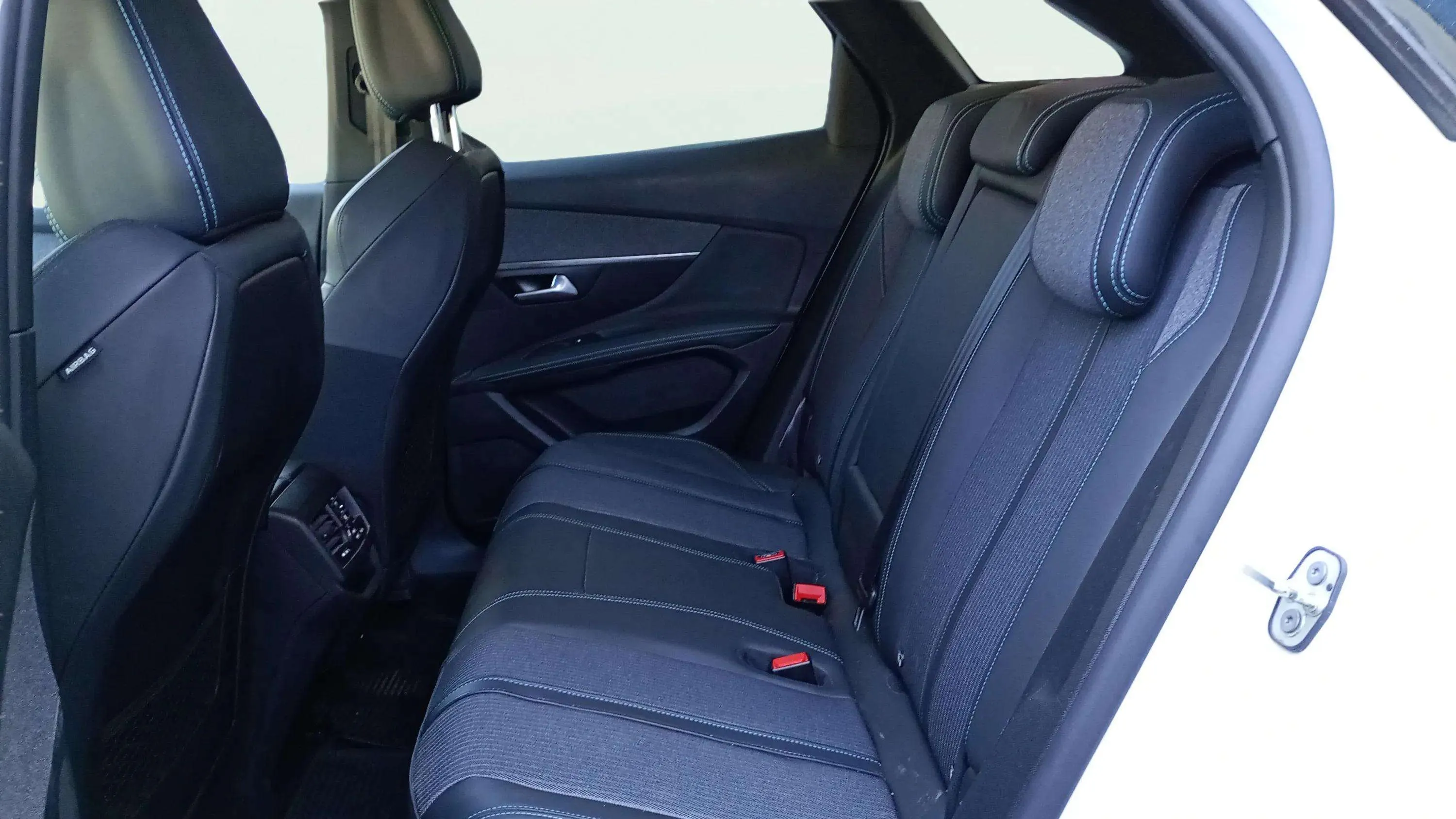 Peugeot 3008 225 e-EAT8 Allure - foto 12