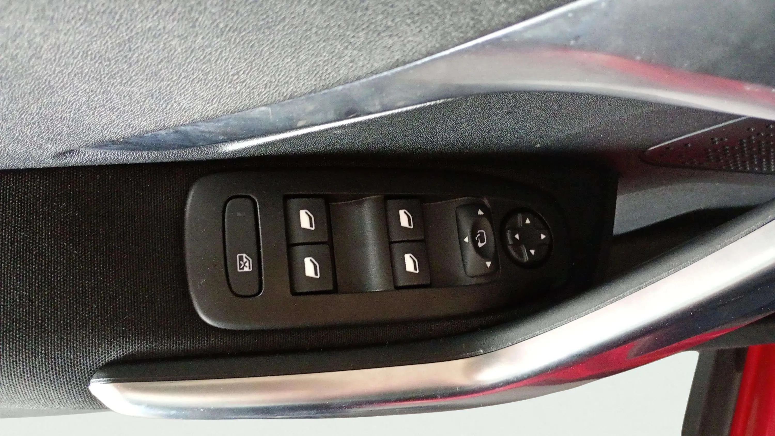 Peugeot 2008 Allure PureTech 100 BVM6 - foto 20