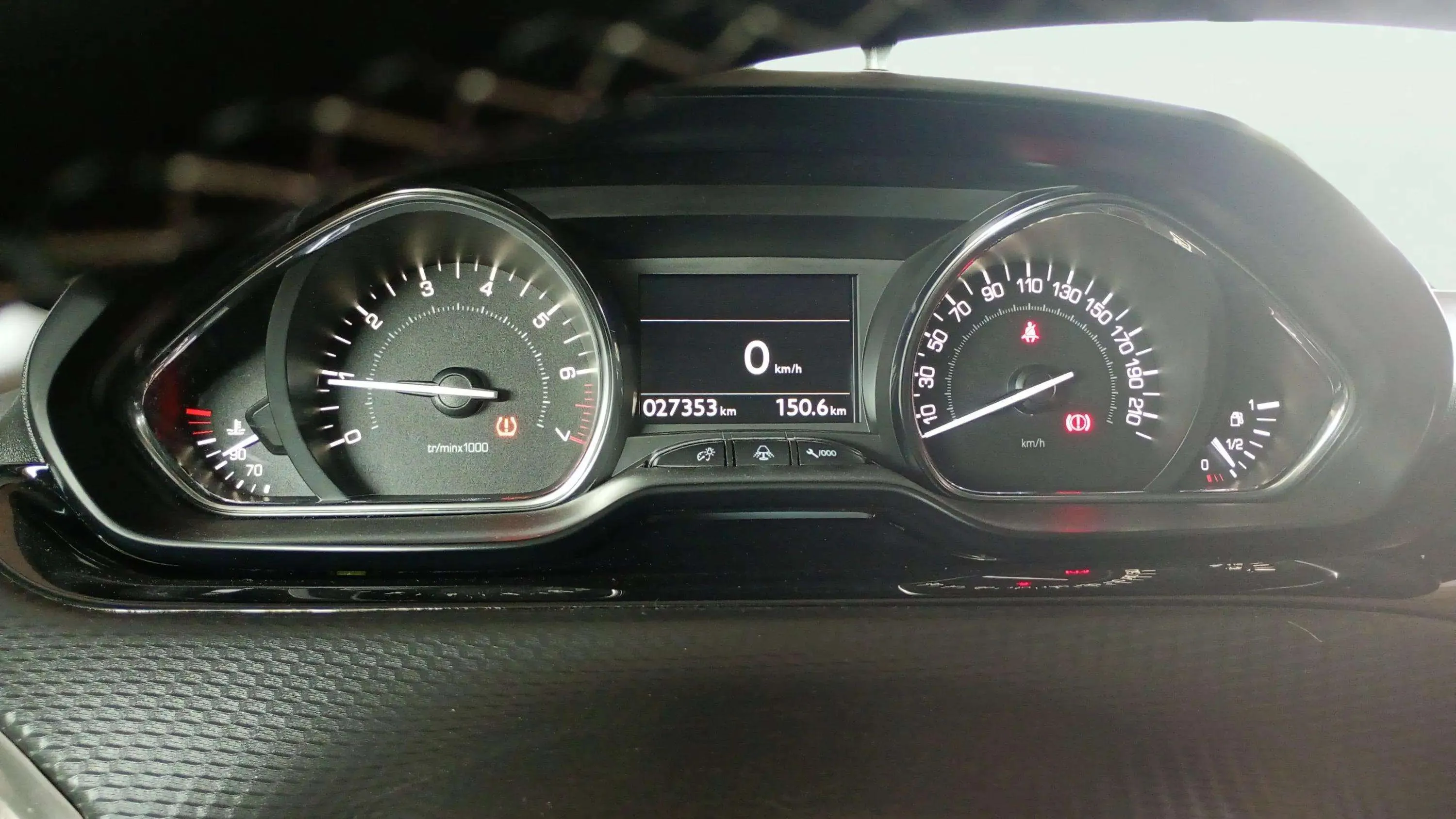Peugeot 2008 Allure PureTech 100 BVM6 - foto 12